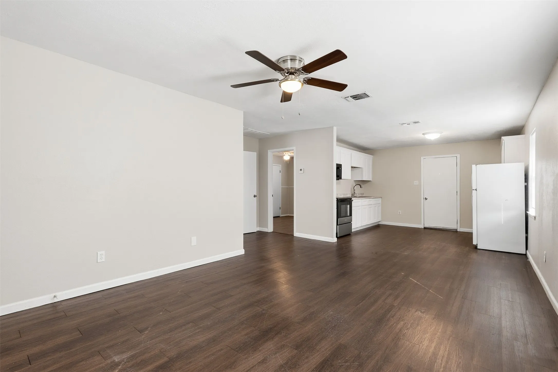 Duplex For Rent in Parker County , 217 Joyce Street B, Weatherford, Texas 76085, 2 Bedroom, 1 Bathroom, Garage spaces, 3,356 Sqft, built in 1978, mls#21379020, Real Estate Agent in Weatherford, Homes For Rent in Parker county, Homes For Rent in Weatherford, Realtor in Weatherford Texas, Real Estate Brokerage Independent Realty Texas, Luminita Cordes Realtor