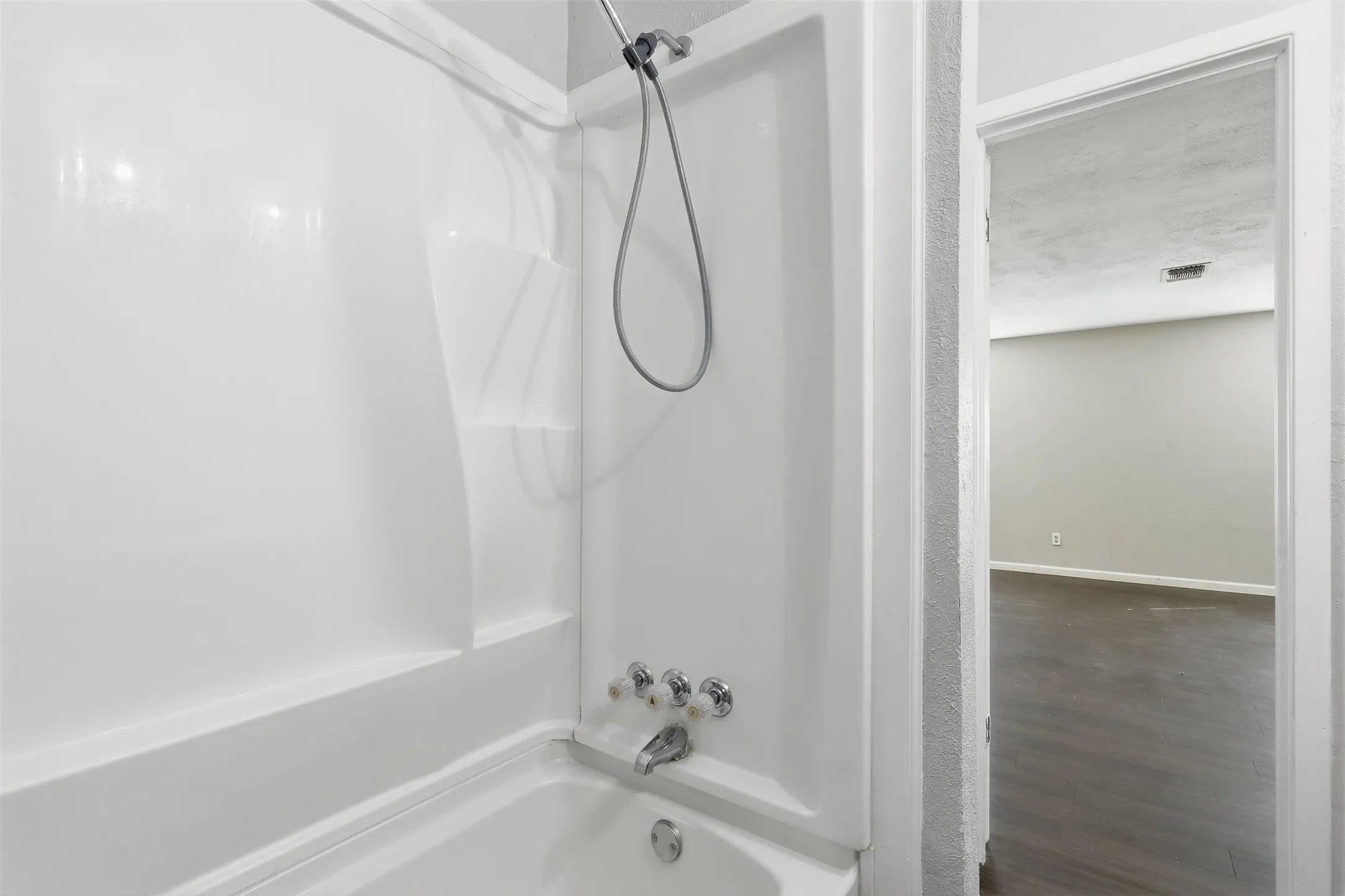 Duplex For Rent in Parker County , 217 Joyce Street B, Weatherford, Texas 76085, 2 Bedroom, 1 Bathroom, Garage spaces, 3,356 Sqft, built in 1978, mls#21379020, Real Estate Agent in Weatherford, Homes For Rent in Parker county, Homes For Rent in Weatherford, Realtor in Weatherford Texas, Real Estate Brokerage Independent Realty Texas, Luminita Cordes Realtor