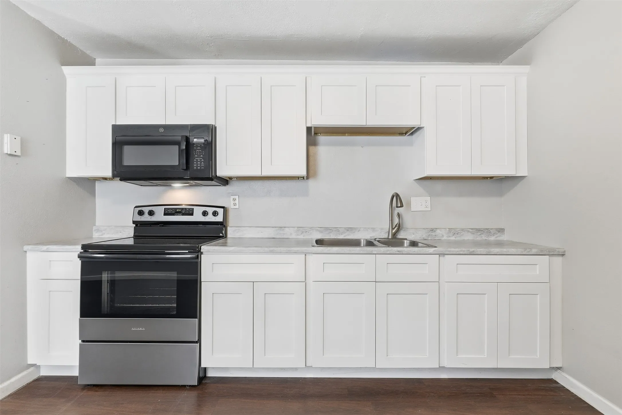Duplex For Rent in Parker County , 217 Joyce Street B, Weatherford, Texas 76085, 2 Bedroom, 1 Bathroom, Garage spaces, 3,356 Sqft, built in 1978, mls#21379020, Real Estate Agent in Weatherford, Homes For Rent in Parker county, Homes For Rent in Weatherford, Realtor in Weatherford Texas, Real Estate Brokerage Independent Realty Texas, Luminita Cordes Realtor