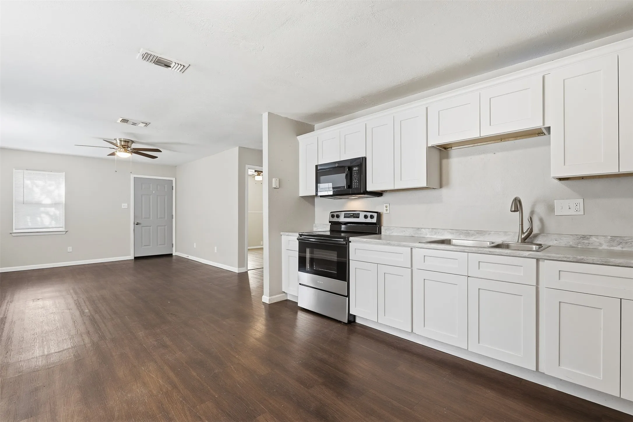 Duplex For Rent in Parker County , 217 Joyce Street B, Weatherford, Texas 76085, 2 Bedroom, 1 Bathroom, Garage spaces, 3,356 Sqft, built in 1978, mls#21379020, Real Estate Agent in Weatherford, Homes For Rent in Parker county, Homes For Rent in Weatherford, Realtor in Weatherford Texas, Real Estate Brokerage Independent Realty Texas, Luminita Cordes Realtor