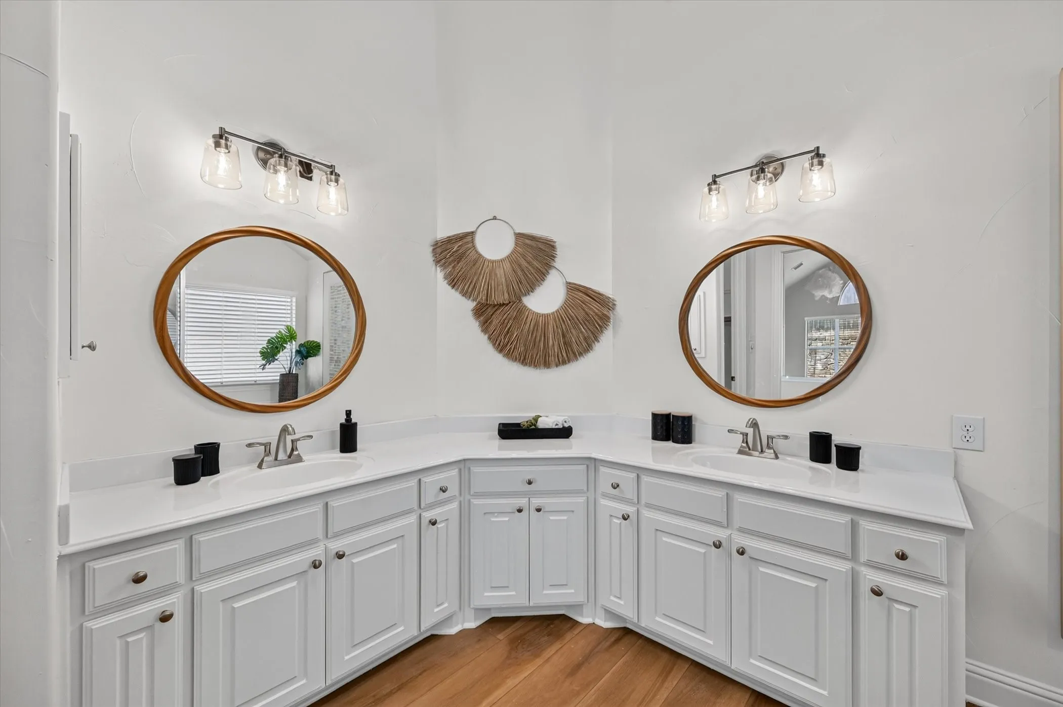Single Family Residence For Sale in Dallas County , 10328 Offshore Drive, Irving, Texas 75063, 3 Bedroom, 3 Bathroom, 2 Garage spaces, 2,463 Sqft, built in 2004, mls#21378375, Real Estate Agent in Irving, Homes For Sale in Dallas county, Homes For Sale in Irving, Realtor in Irving Texas, Real Estate Brokerage Independent Realty Texas, Luminita Cordes Realtor
