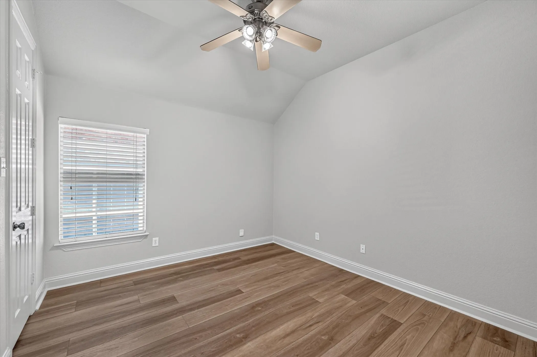 Single Family Residence For Sale in Dallas County , 10328 Offshore Drive, Irving, Texas 75063, 3 Bedroom, 3 Bathroom, 2 Garage spaces, 2,463 Sqft, built in 2004, mls#21378375, Real Estate Agent in Irving, Homes For Sale in Dallas county, Homes For Sale in Irving, Realtor in Irving Texas, Real Estate Brokerage Independent Realty Texas, Luminita Cordes Realtor