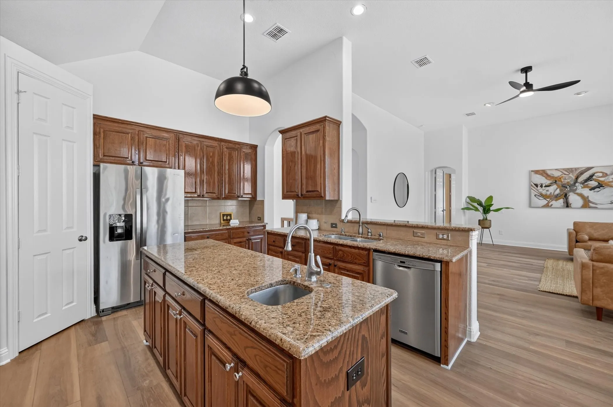 Single Family Residence For Sale in Dallas County , 10328 Offshore Drive, Irving, Texas 75063, 3 Bedroom, 3 Bathroom, 2 Garage spaces, 2,463 Sqft, built in 2004, mls#21378375, Real Estate Agent in Irving, Homes For Sale in Dallas county, Homes For Sale in Irving, Realtor in Irving Texas, Real Estate Brokerage Independent Realty Texas, Luminita Cordes Realtor