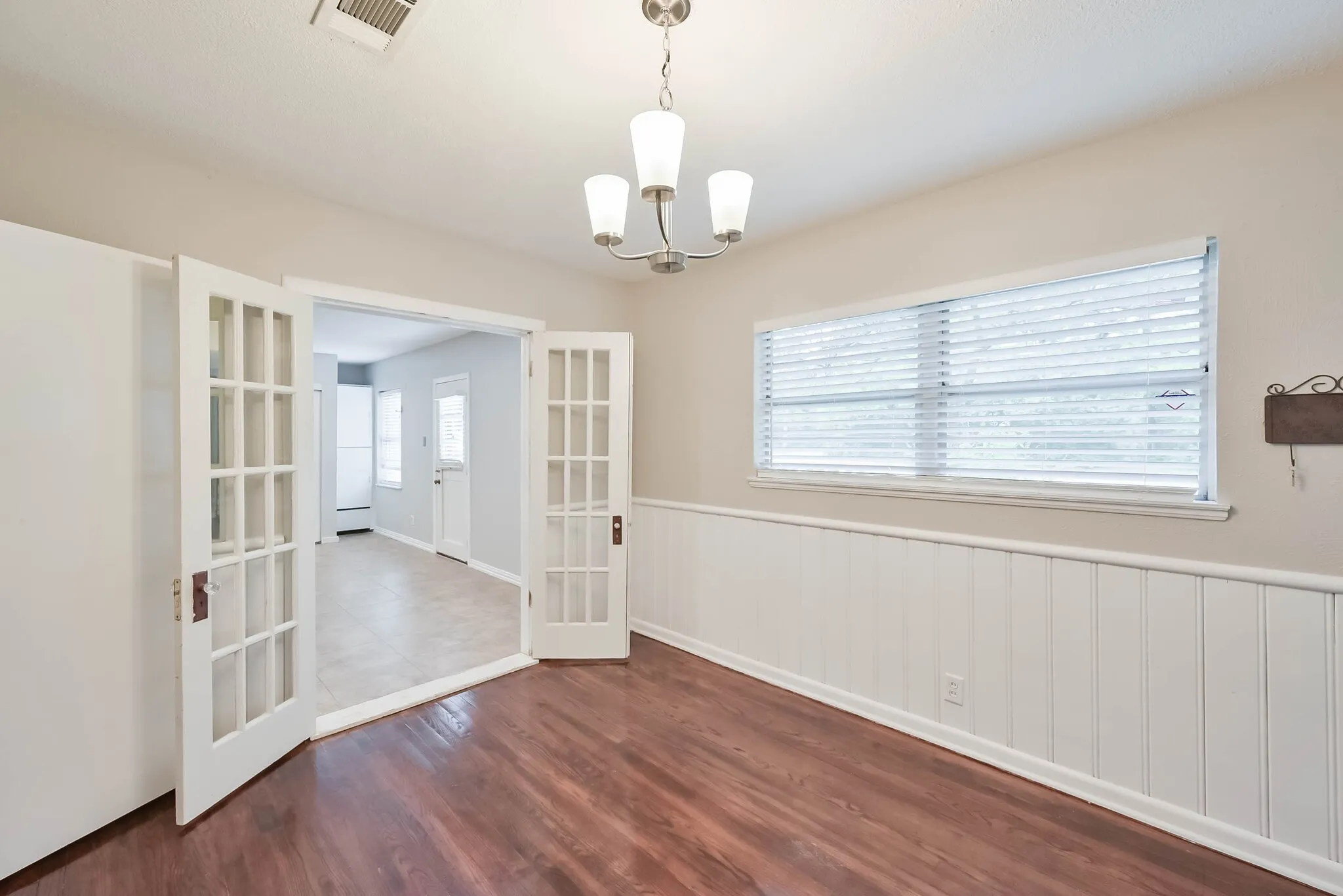 Single Family Residence For Sale in Tarrant County , 1122 W Park Row Drive, Arlington, Texas 76013, 3 Bedroom, 2 Bathroom, Garage spaces, 1,822 Sqft, built in 1950, mls#21367812, Real Estate Agent in Arlington, Homes For Sale in Tarrant county, Homes For Sale in Arlington, Realtor in Arlington Texas, Real Estate Brokerage Independent Realty Texas, Luminita Cordes Realtor