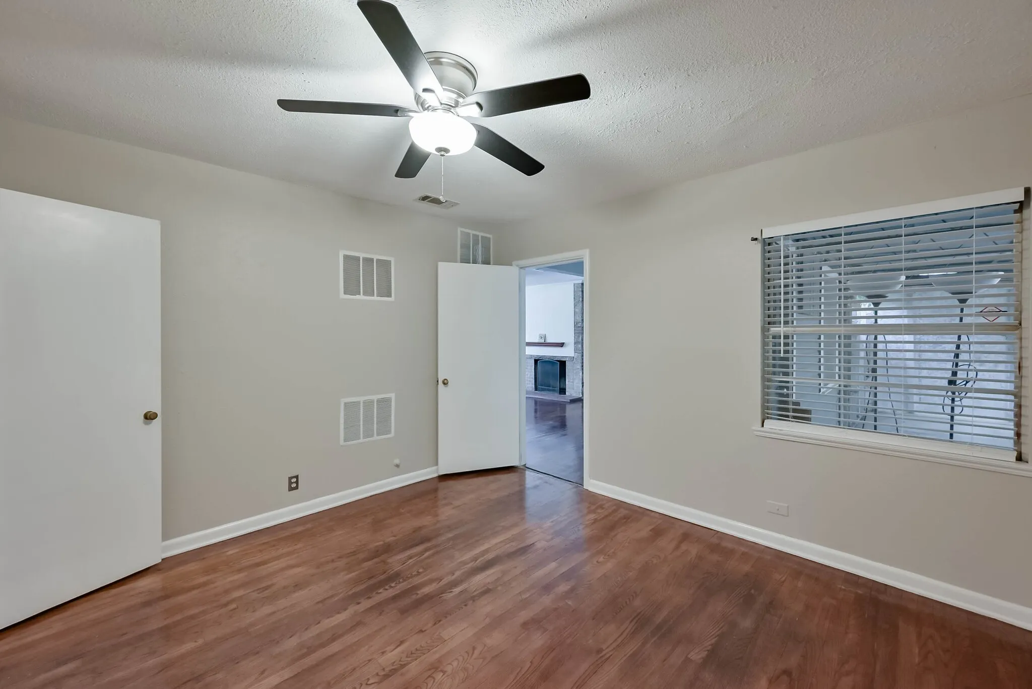 Single Family Residence For Sale in Tarrant County , 1122 W Park Row Drive, Arlington, Texas 76013, 3 Bedroom, 2 Bathroom, Garage spaces, 1,822 Sqft, built in 1950, mls#21367812, Real Estate Agent in Arlington, Homes For Sale in Tarrant county, Homes For Sale in Arlington, Realtor in Arlington Texas, Real Estate Brokerage Independent Realty Texas, Luminita Cordes Realtor