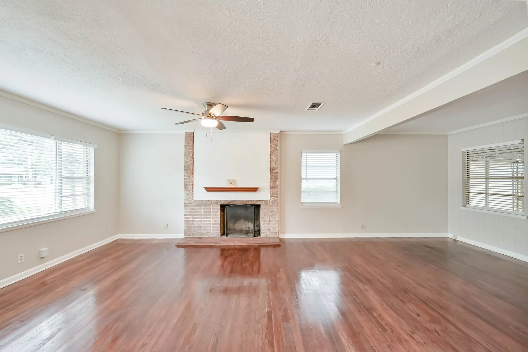 Single Family Residence For Sale in Tarrant County , 1122 W Park Row Drive, Arlington, Texas 76013, 3 Bedroom, 2 Bathroom, Garage spaces, 1,822 Sqft, built in 1950, mls#21367812, Real Estate Agent in Arlington, Homes For Sale in Tarrant county, Homes For Sale in Arlington, Realtor in Arlington Texas, Real Estate Brokerage Independent Realty Texas, Luminita Cordes Realtor