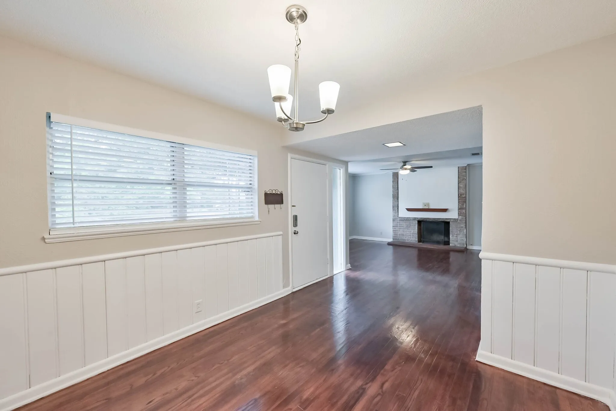Single Family Residence For Sale in Tarrant County , 1122 W Park Row Drive, Arlington, Texas 76013, 3 Bedroom, 2 Bathroom, Garage spaces, 1,822 Sqft, built in 1950, mls#21367812, Real Estate Agent in Arlington, Homes For Sale in Tarrant county, Homes For Sale in Arlington, Realtor in Arlington Texas, Real Estate Brokerage Independent Realty Texas, Luminita Cordes Realtor