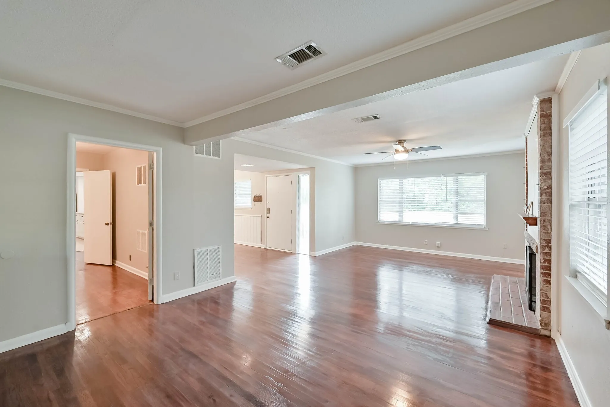 Single Family Residence For Sale in Tarrant County , 1122 W Park Row Drive, Arlington, Texas 76013, 3 Bedroom, 2 Bathroom, Garage spaces, 1,822 Sqft, built in 1950, mls#21367812, Real Estate Agent in Arlington, Homes For Sale in Tarrant county, Homes For Sale in Arlington, Realtor in Arlington Texas, Real Estate Brokerage Independent Realty Texas, Luminita Cordes Realtor