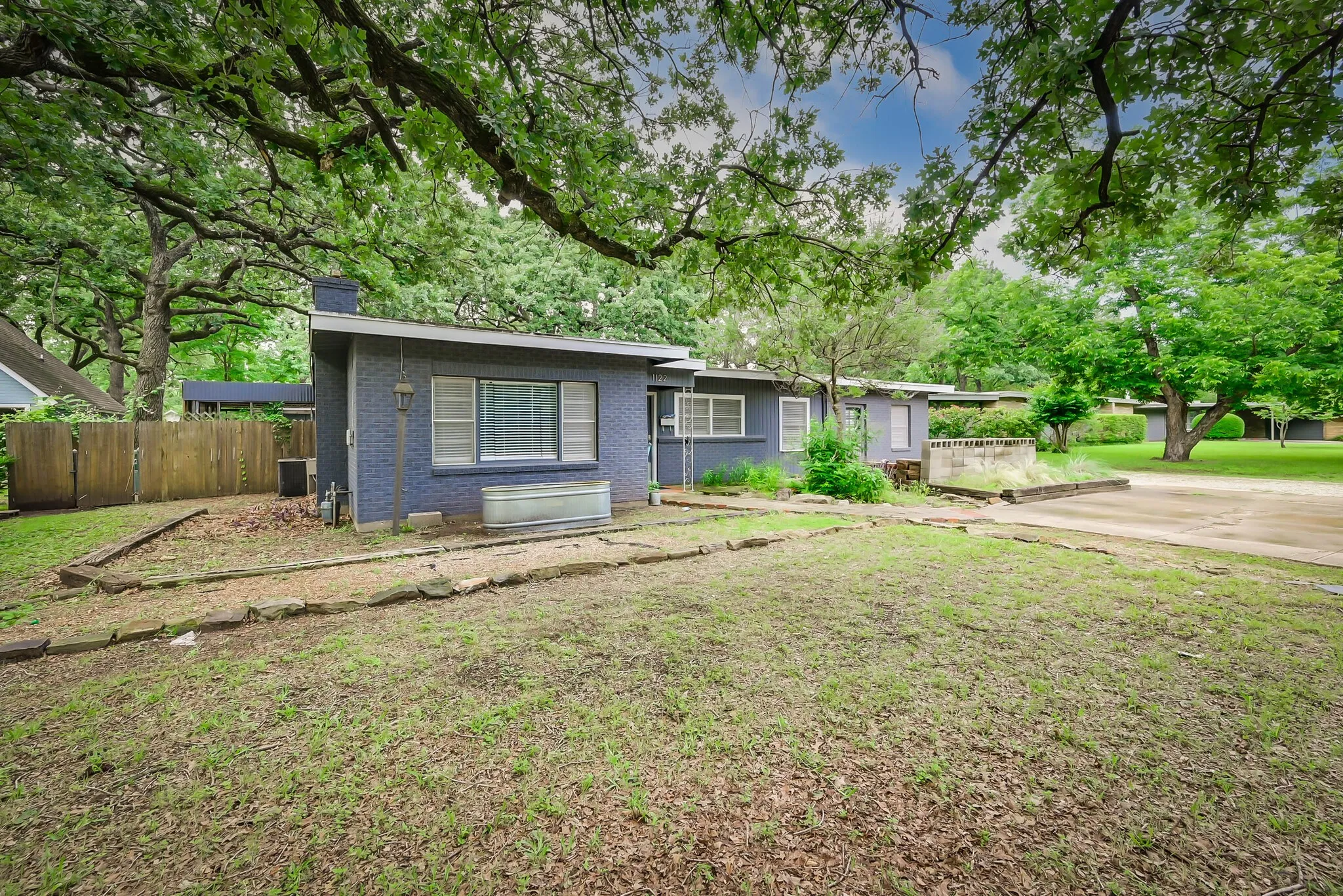 Single Family Residence For Sale in Tarrant County , 1122 W Park Row Drive, Arlington, Texas 76013, 3 Bedroom, 2 Bathroom, Garage spaces, 1,822 Sqft, built in 1950, mls#21367812, Real Estate Agent in Arlington, Homes For Sale in Tarrant county, Homes For Sale in Arlington, Realtor in Arlington Texas, Real Estate Brokerage Independent Realty Texas, Luminita Cordes Realtor