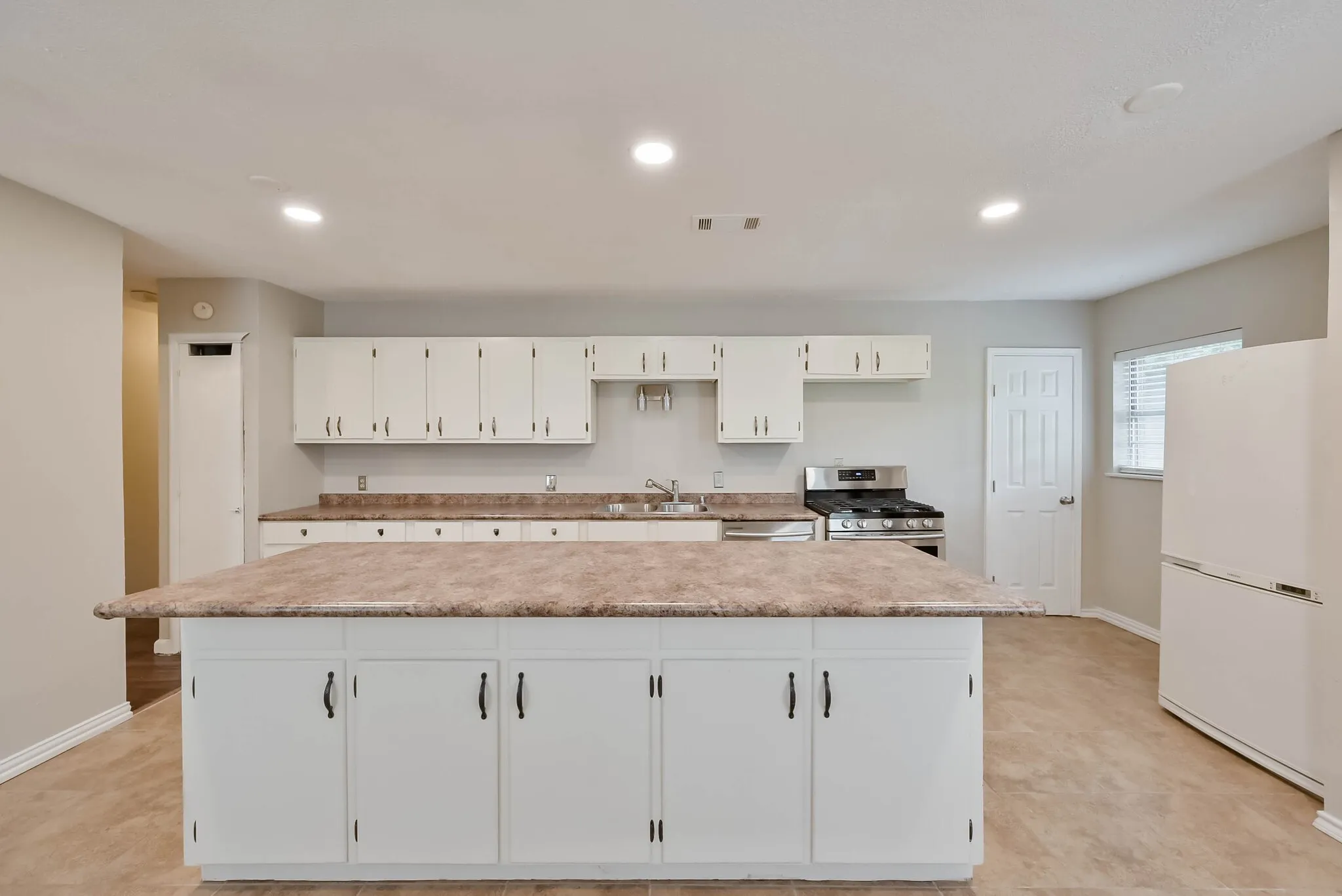 Single Family Residence For Sale in Tarrant County , 1122 W Park Row Drive, Arlington, Texas 76013, 3 Bedroom, 2 Bathroom, Garage spaces, 1,822 Sqft, built in 1950, mls#21367812, Real Estate Agent in Arlington, Homes For Sale in Tarrant county, Homes For Sale in Arlington, Realtor in Arlington Texas, Real Estate Brokerage Independent Realty Texas, Luminita Cordes Realtor