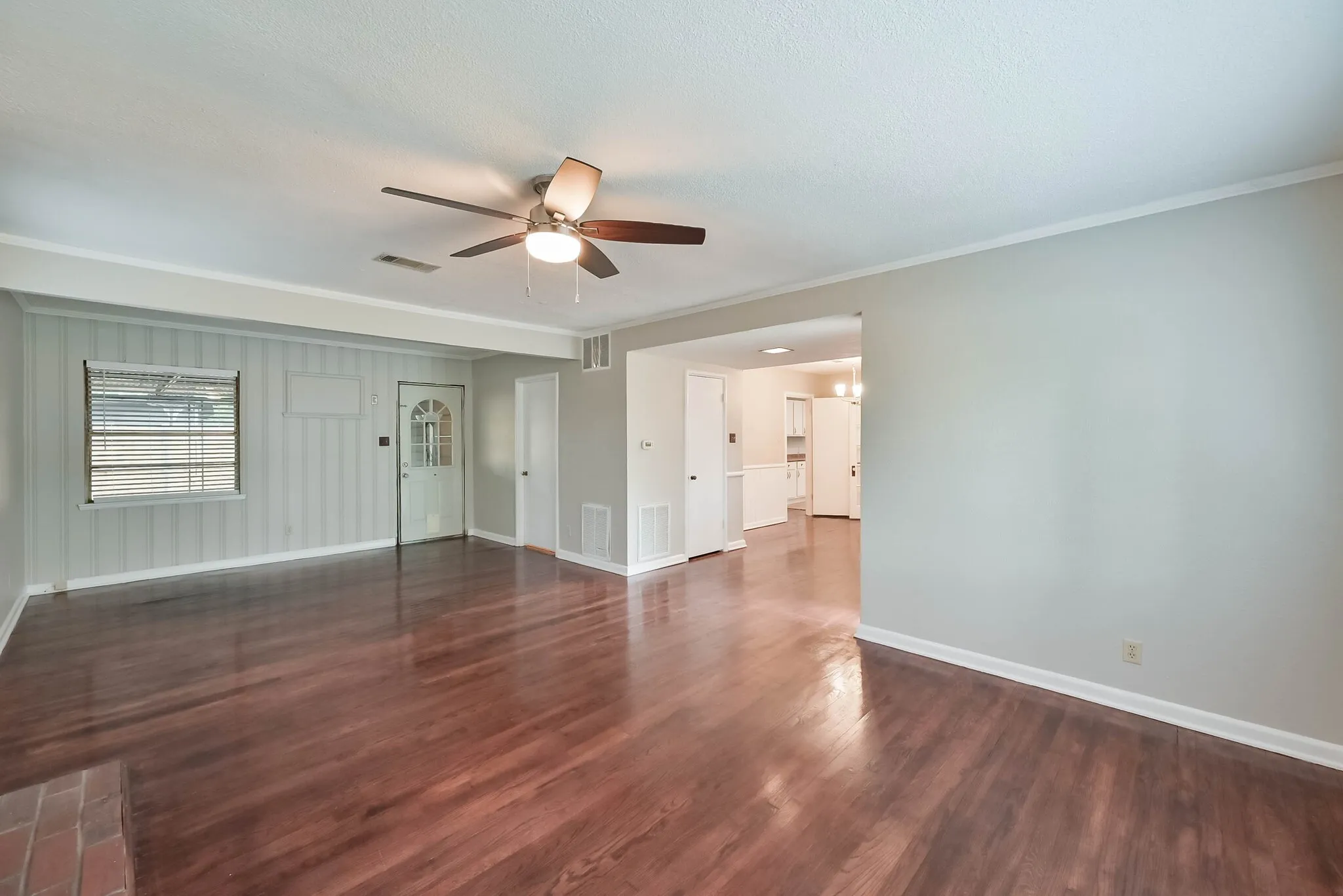 Single Family Residence For Sale in Tarrant County , 1122 W Park Row Drive, Arlington, Texas 76013, 3 Bedroom, 2 Bathroom, Garage spaces, 1,822 Sqft, built in 1950, mls#21367812, Real Estate Agent in Arlington, Homes For Sale in Tarrant county, Homes For Sale in Arlington, Realtor in Arlington Texas, Real Estate Brokerage Independent Realty Texas, Luminita Cordes Realtor