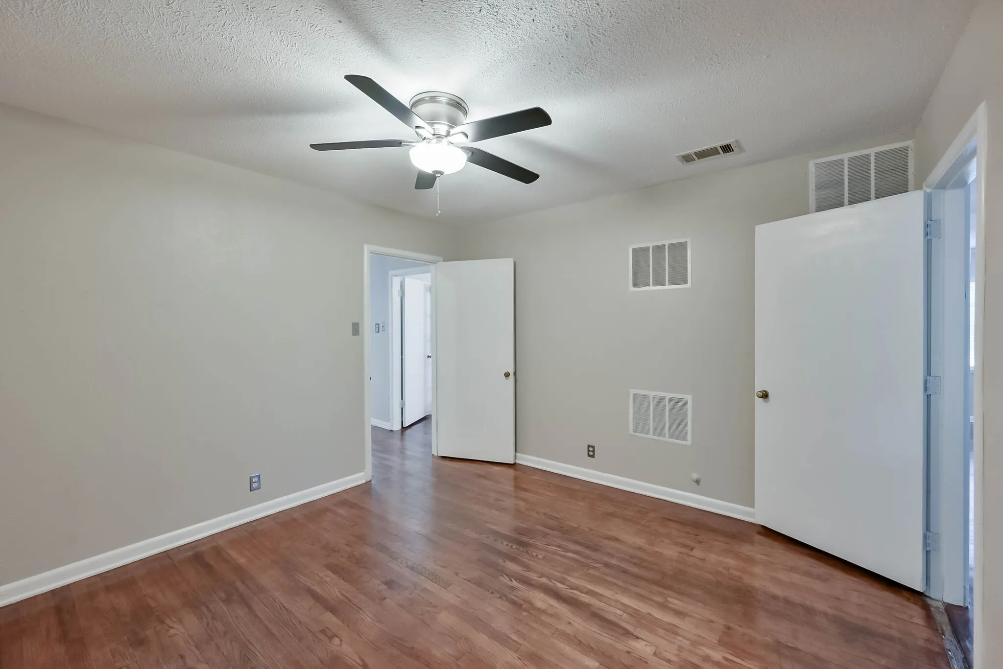 Single Family Residence For Sale in Tarrant County , 1122 W Park Row Drive, Arlington, Texas 76013, 3 Bedroom, 2 Bathroom, Garage spaces, 1,822 Sqft, built in 1950, mls#21367812, Real Estate Agent in Arlington, Homes For Sale in Tarrant county, Homes For Sale in Arlington, Realtor in Arlington Texas, Real Estate Brokerage Independent Realty Texas, Luminita Cordes Realtor