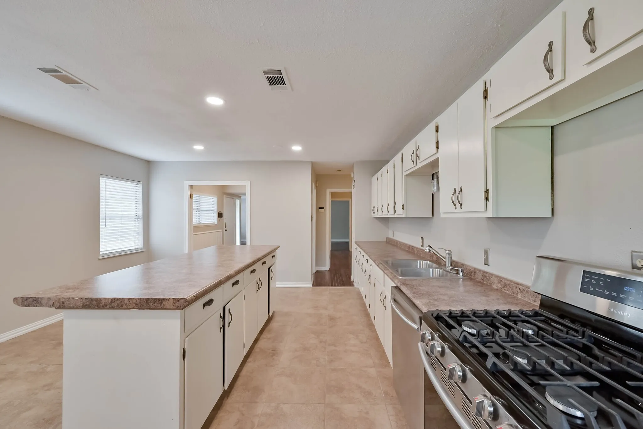Single Family Residence For Sale in Tarrant County , 1122 W Park Row Drive, Arlington, Texas 76013, 3 Bedroom, 2 Bathroom, Garage spaces, 1,822 Sqft, built in 1950, mls#21367812, Real Estate Agent in Arlington, Homes For Sale in Tarrant county, Homes For Sale in Arlington, Realtor in Arlington Texas, Real Estate Brokerage Independent Realty Texas, Luminita Cordes Realtor
