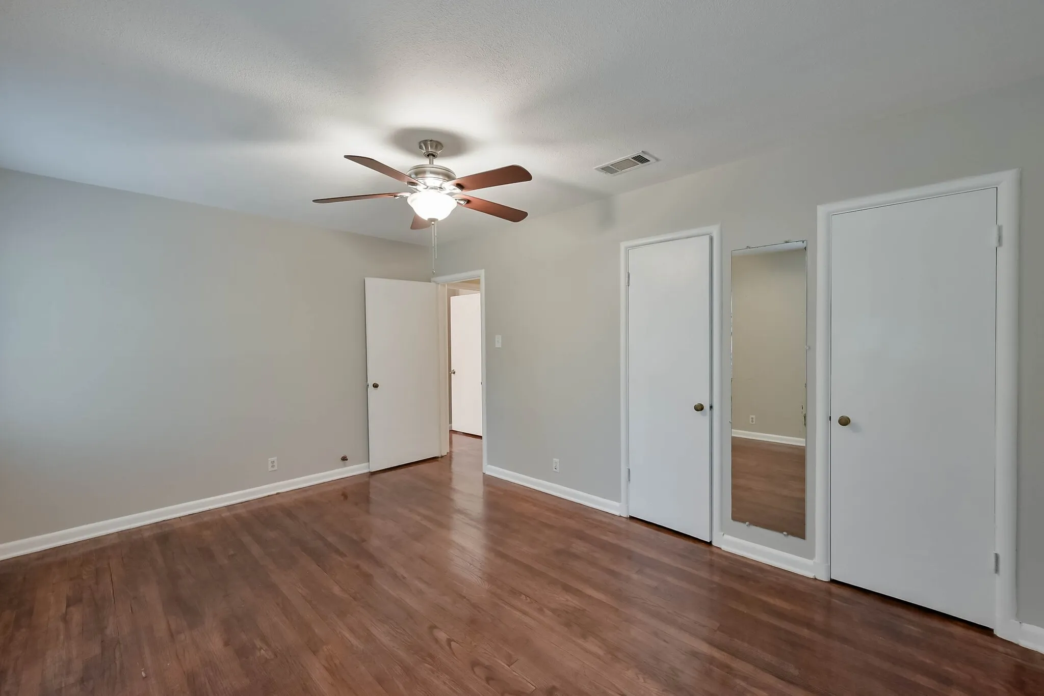 Single Family Residence For Sale in Tarrant County , 1122 W Park Row Drive, Arlington, Texas 76013, 3 Bedroom, 2 Bathroom, Garage spaces, 1,822 Sqft, built in 1950, mls#21367812, Real Estate Agent in Arlington, Homes For Sale in Tarrant county, Homes For Sale in Arlington, Realtor in Arlington Texas, Real Estate Brokerage Independent Realty Texas, Luminita Cordes Realtor