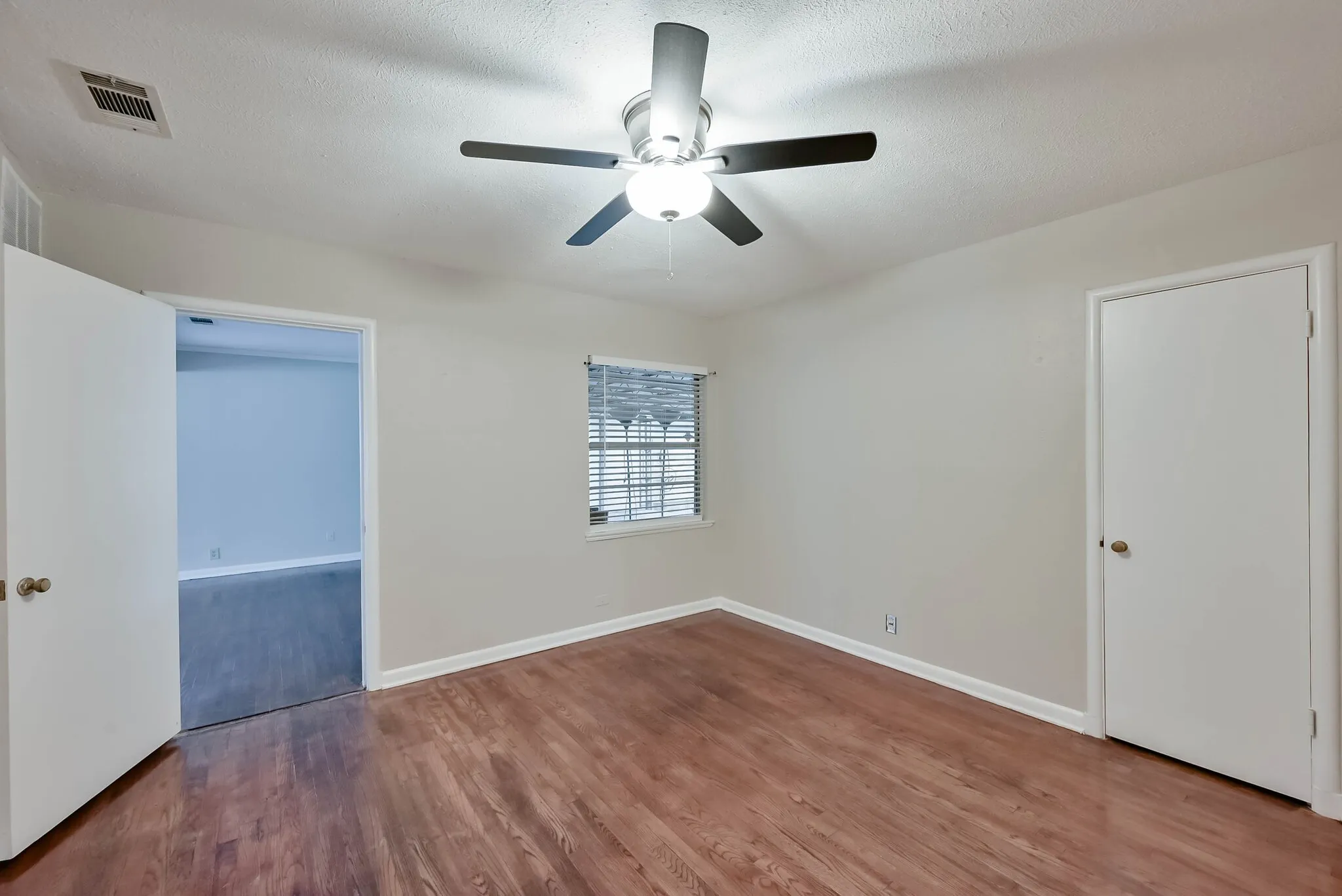 Single Family Residence For Sale in Tarrant County , 1122 W Park Row Drive, Arlington, Texas 76013, 3 Bedroom, 2 Bathroom, Garage spaces, 1,822 Sqft, built in 1950, mls#21367812, Real Estate Agent in Arlington, Homes For Sale in Tarrant county, Homes For Sale in Arlington, Realtor in Arlington Texas, Real Estate Brokerage Independent Realty Texas, Luminita Cordes Realtor