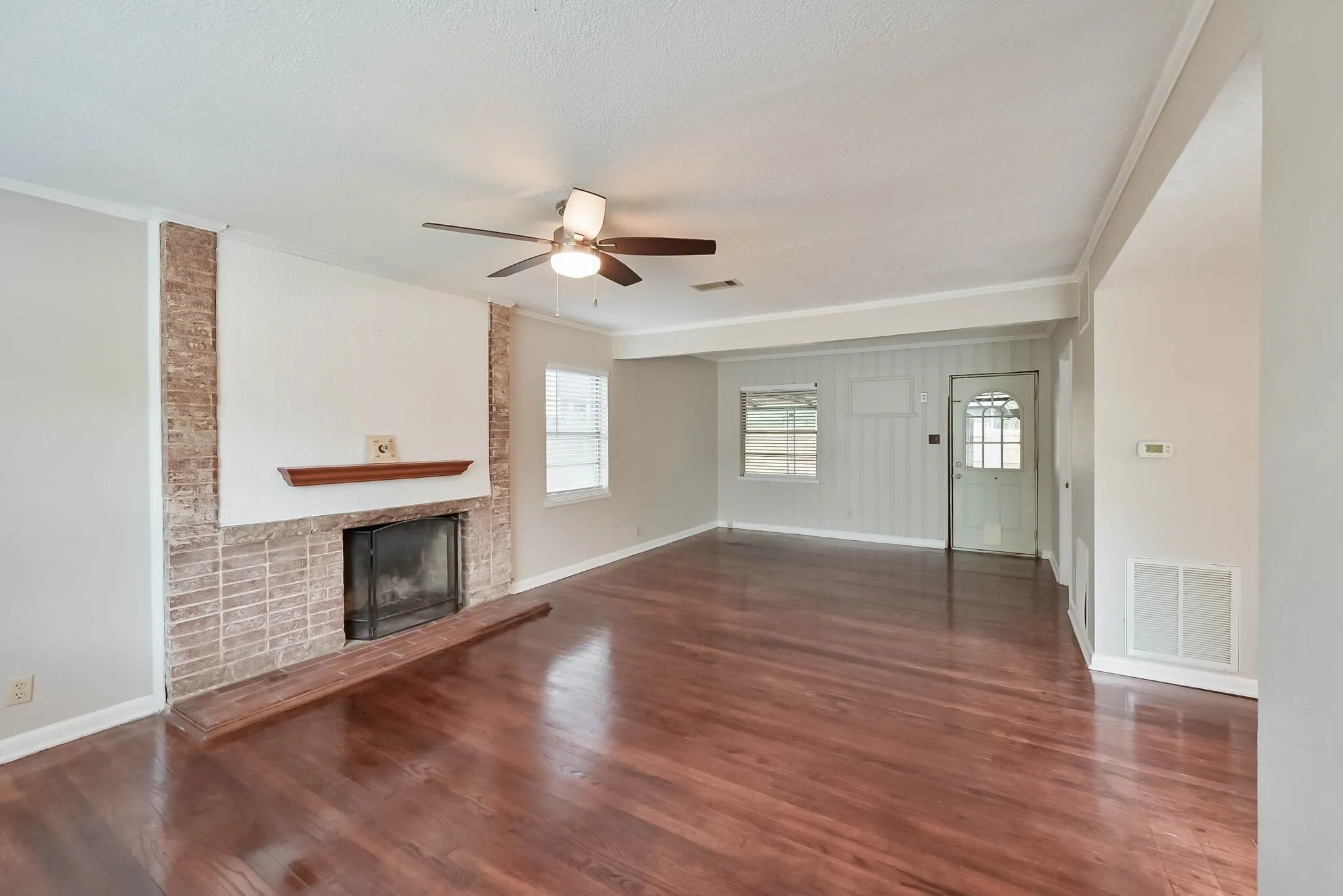 Single Family Residence For Sale in Tarrant County , 1122 W Park Row Drive, Arlington, Texas 76013, 3 Bedroom, 2 Bathroom, Garage spaces, 1,822 Sqft, built in 1950, mls#21367812, Real Estate Agent in Arlington, Homes For Sale in Tarrant county, Homes For Sale in Arlington, Realtor in Arlington Texas, Real Estate Brokerage Independent Realty Texas, Luminita Cordes Realtor