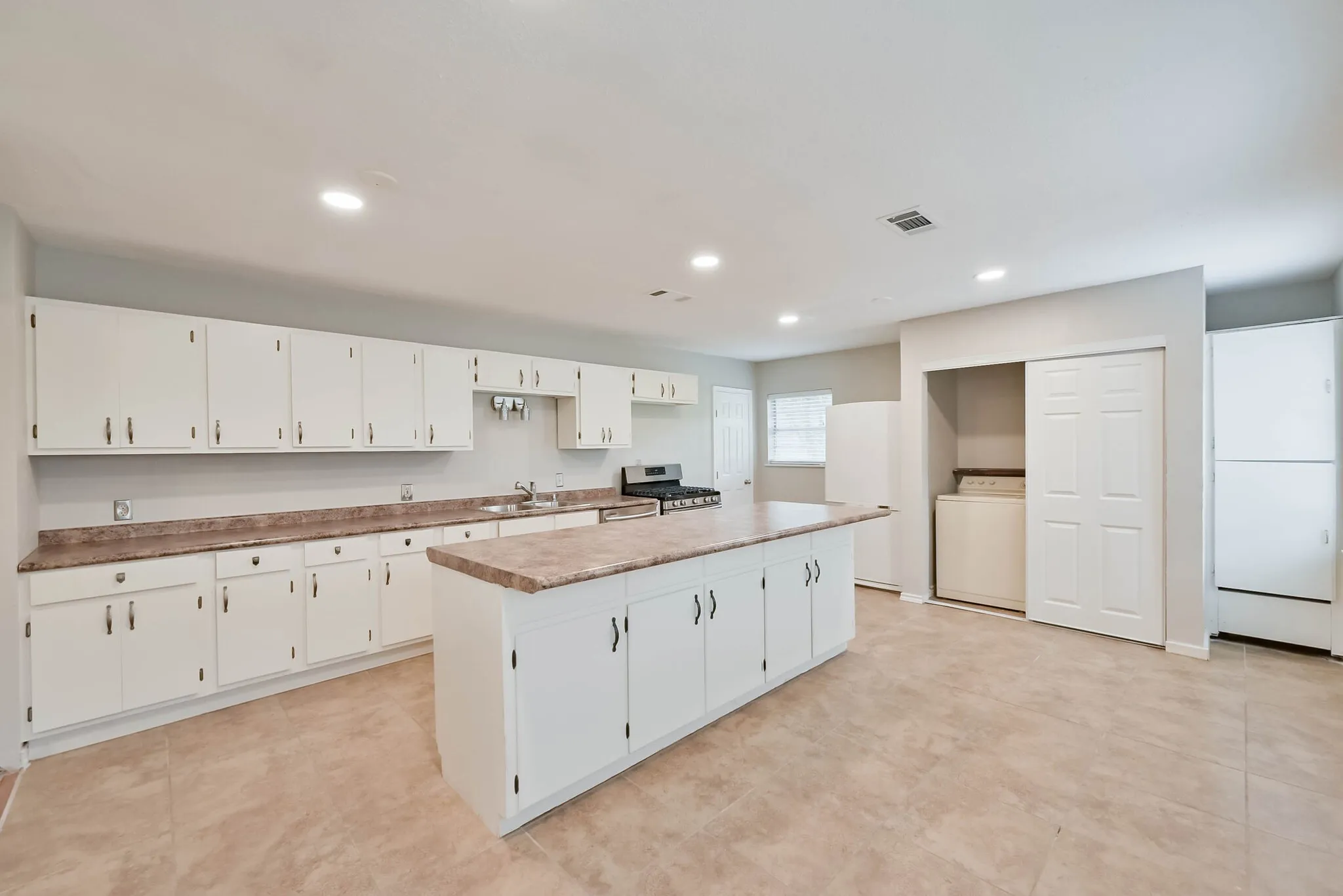 Single Family Residence For Sale in Tarrant County , 1122 W Park Row Drive, Arlington, Texas 76013, 3 Bedroom, 2 Bathroom, Garage spaces, 1,822 Sqft, built in 1950, mls#21367812, Real Estate Agent in Arlington, Homes For Sale in Tarrant county, Homes For Sale in Arlington, Realtor in Arlington Texas, Real Estate Brokerage Independent Realty Texas, Luminita Cordes Realtor