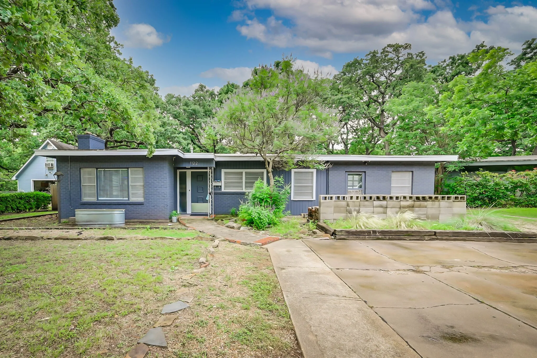 Single Family Residence For Sale in Tarrant County , 1122 W Park Row Drive, Arlington, Texas 76013, 3 Bedroom, 2 Bathroom, Garage spaces, 1,822 Sqft, built in 1950, mls#21367812, Real Estate Agent in Arlington, Homes For Sale in Tarrant county, Homes For Sale in Arlington, Realtor in Arlington Texas, Real Estate Brokerage Independent Realty Texas, Luminita Cordes Realtor