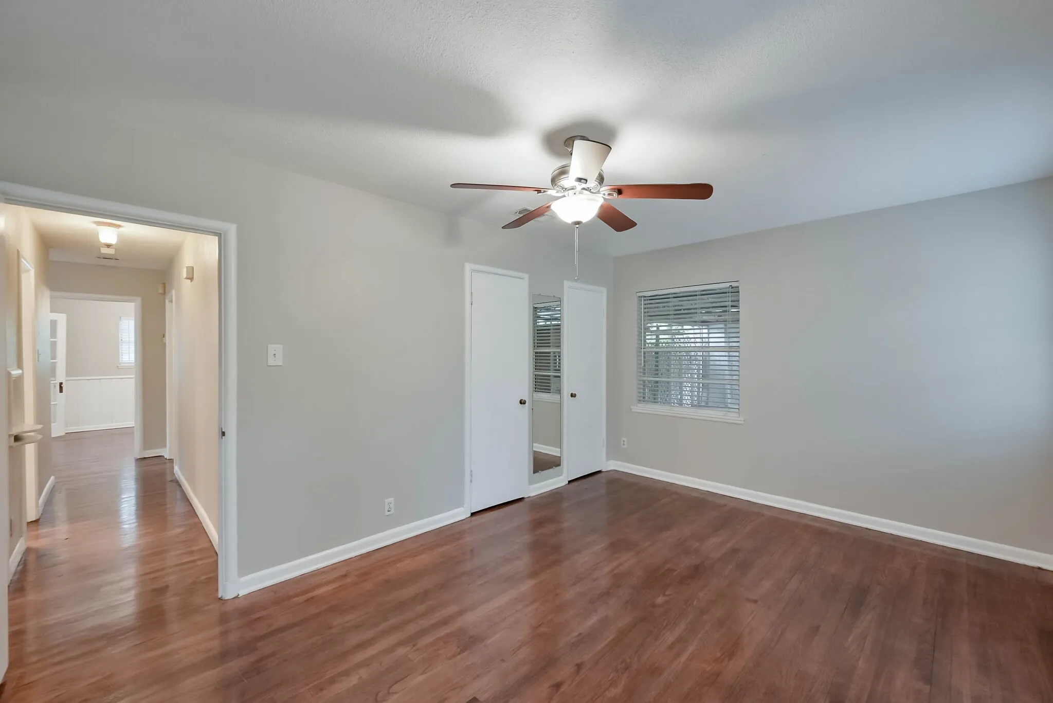 Single Family Residence For Sale in Tarrant County , 1122 W Park Row Drive, Arlington, Texas 76013, 3 Bedroom, 2 Bathroom, Garage spaces, 1,822 Sqft, built in 1950, mls#21367812, Real Estate Agent in Arlington, Homes For Sale in Tarrant county, Homes For Sale in Arlington, Realtor in Arlington Texas, Real Estate Brokerage Independent Realty Texas, Luminita Cordes Realtor