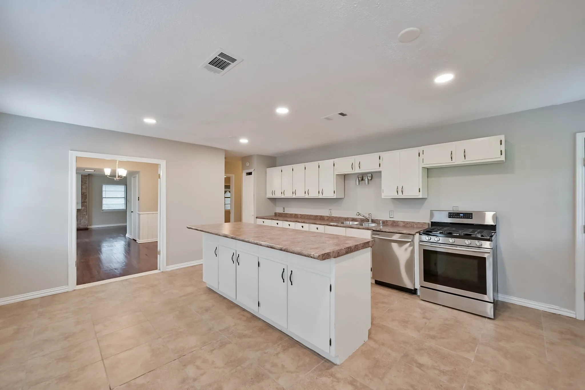 Single Family Residence For Sale in Tarrant County , 1122 W Park Row Drive, Arlington, Texas 76013, 3 Bedroom, 2 Bathroom, Garage spaces, 1,822 Sqft, built in 1950, mls#21367812, Real Estate Agent in Arlington, Homes For Sale in Tarrant county, Homes For Sale in Arlington, Realtor in Arlington Texas, Real Estate Brokerage Independent Realty Texas, Luminita Cordes Realtor