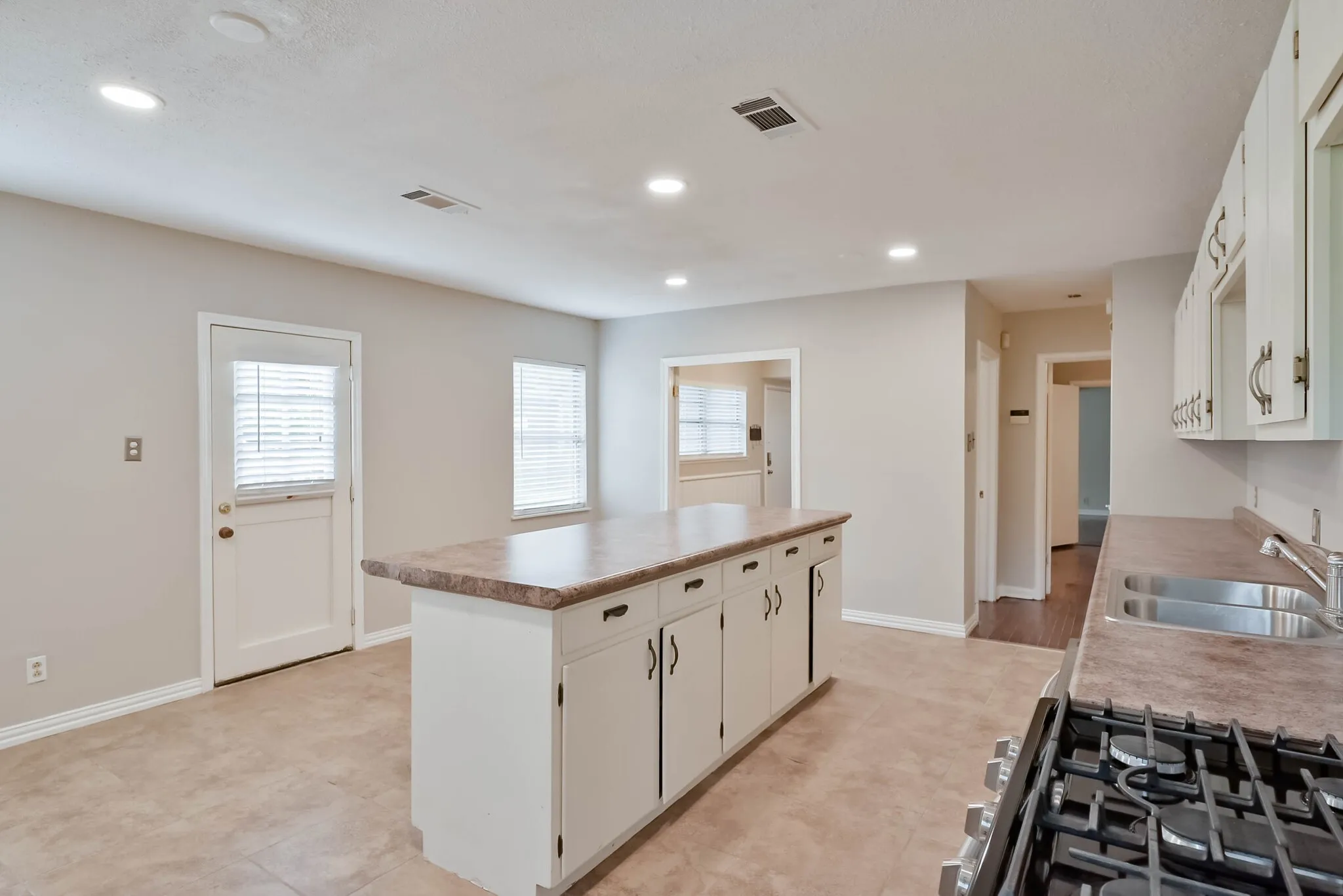 Single Family Residence For Sale in Tarrant County , 1122 W Park Row Drive, Arlington, Texas 76013, 3 Bedroom, 2 Bathroom, Garage spaces, 1,822 Sqft, built in 1950, mls#21367812, Real Estate Agent in Arlington, Homes For Sale in Tarrant county, Homes For Sale in Arlington, Realtor in Arlington Texas, Real Estate Brokerage Independent Realty Texas, Luminita Cordes Realtor