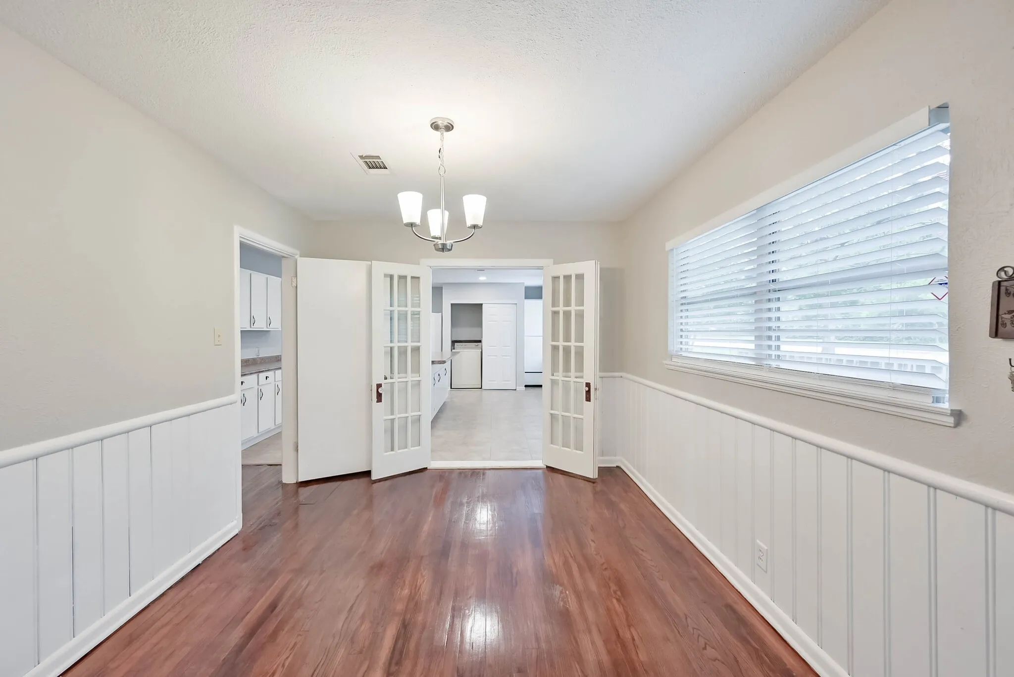 Single Family Residence For Sale in Tarrant County , 1122 W Park Row Drive, Arlington, Texas 76013, 3 Bedroom, 2 Bathroom, Garage spaces, 1,822 Sqft, built in 1950, mls#21367812, Real Estate Agent in Arlington, Homes For Sale in Tarrant county, Homes For Sale in Arlington, Realtor in Arlington Texas, Real Estate Brokerage Independent Realty Texas, Luminita Cordes Realtor