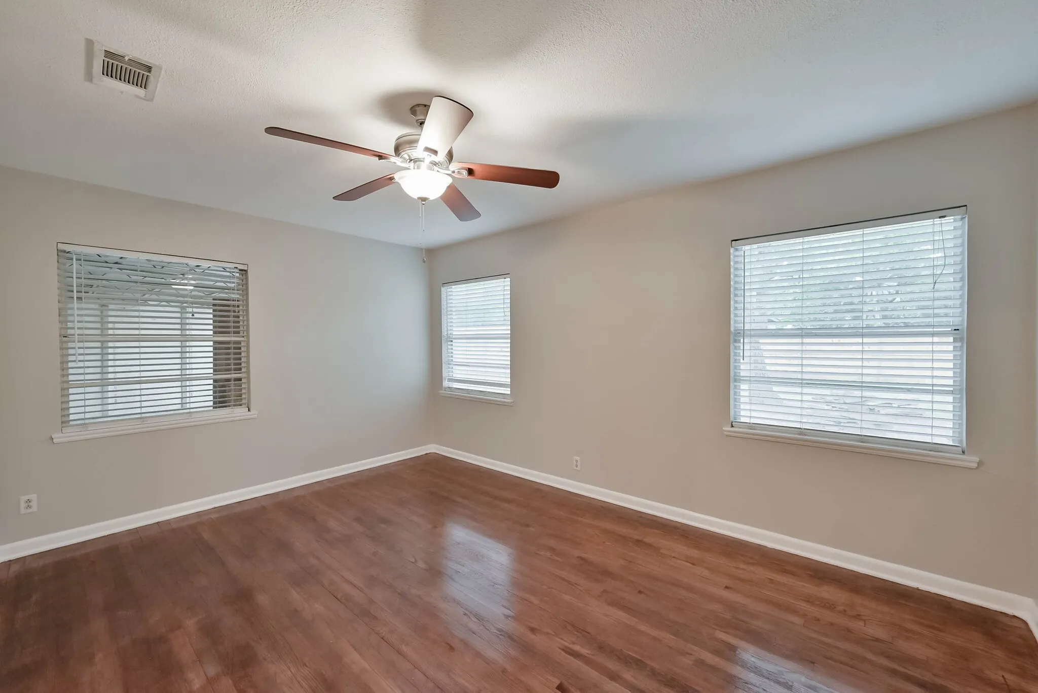 Single Family Residence For Sale in Tarrant County , 1122 W Park Row Drive, Arlington, Texas 76013, 3 Bedroom, 2 Bathroom, Garage spaces, 1,822 Sqft, built in 1950, mls#21367812, Real Estate Agent in Arlington, Homes For Sale in Tarrant county, Homes For Sale in Arlington, Realtor in Arlington Texas, Real Estate Brokerage Independent Realty Texas, Luminita Cordes Realtor
