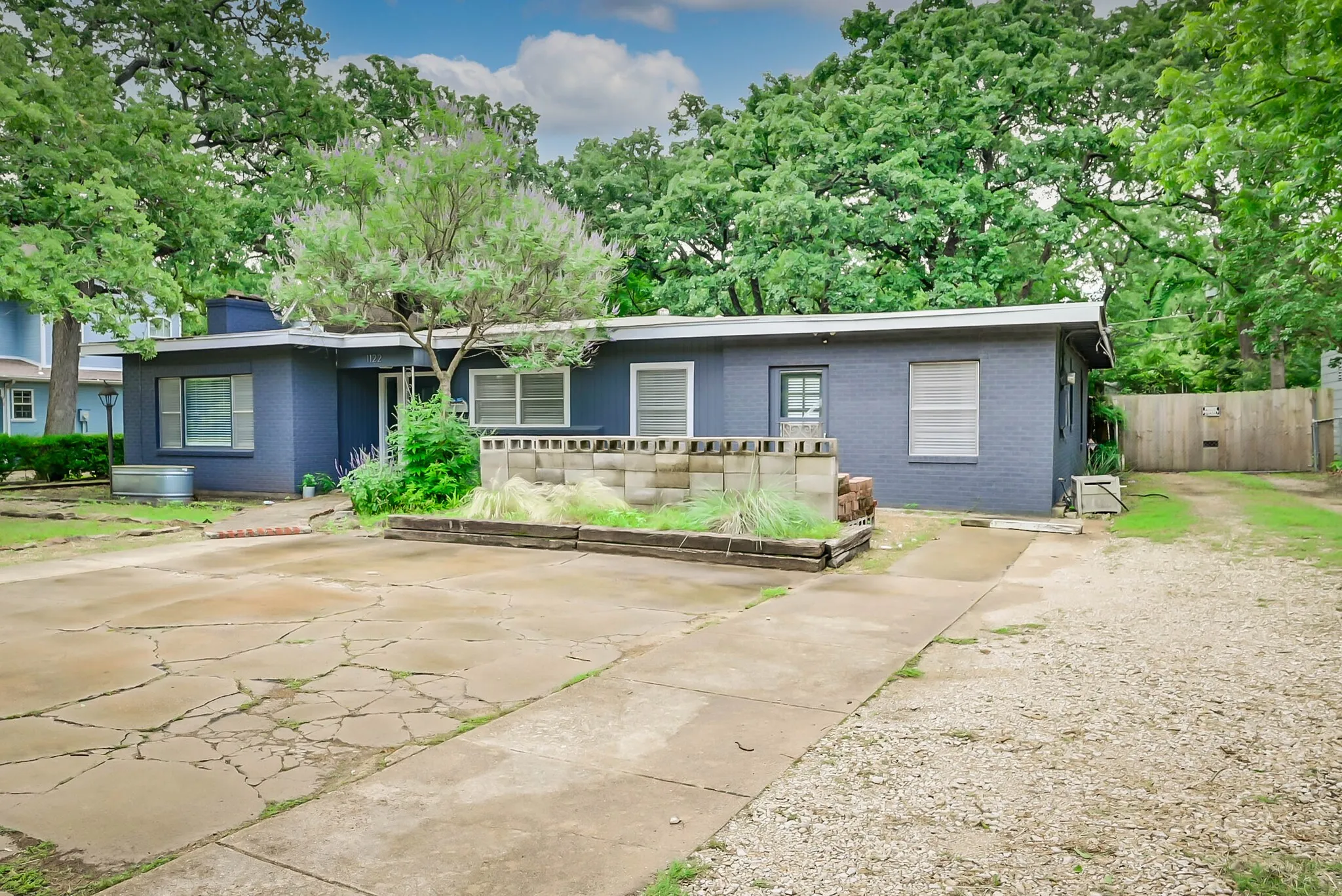 Single Family Residence For Sale in Tarrant County , 1122 W Park Row Drive, Arlington, Texas 76013, 3 Bedroom, 2 Bathroom, Garage spaces, 1,822 Sqft, built in 1950, mls#21367812, Real Estate Agent in Arlington, Homes For Sale in Tarrant county, Homes For Sale in Arlington, Realtor in Arlington Texas, Real Estate Brokerage Independent Realty Texas, Luminita Cordes Realtor