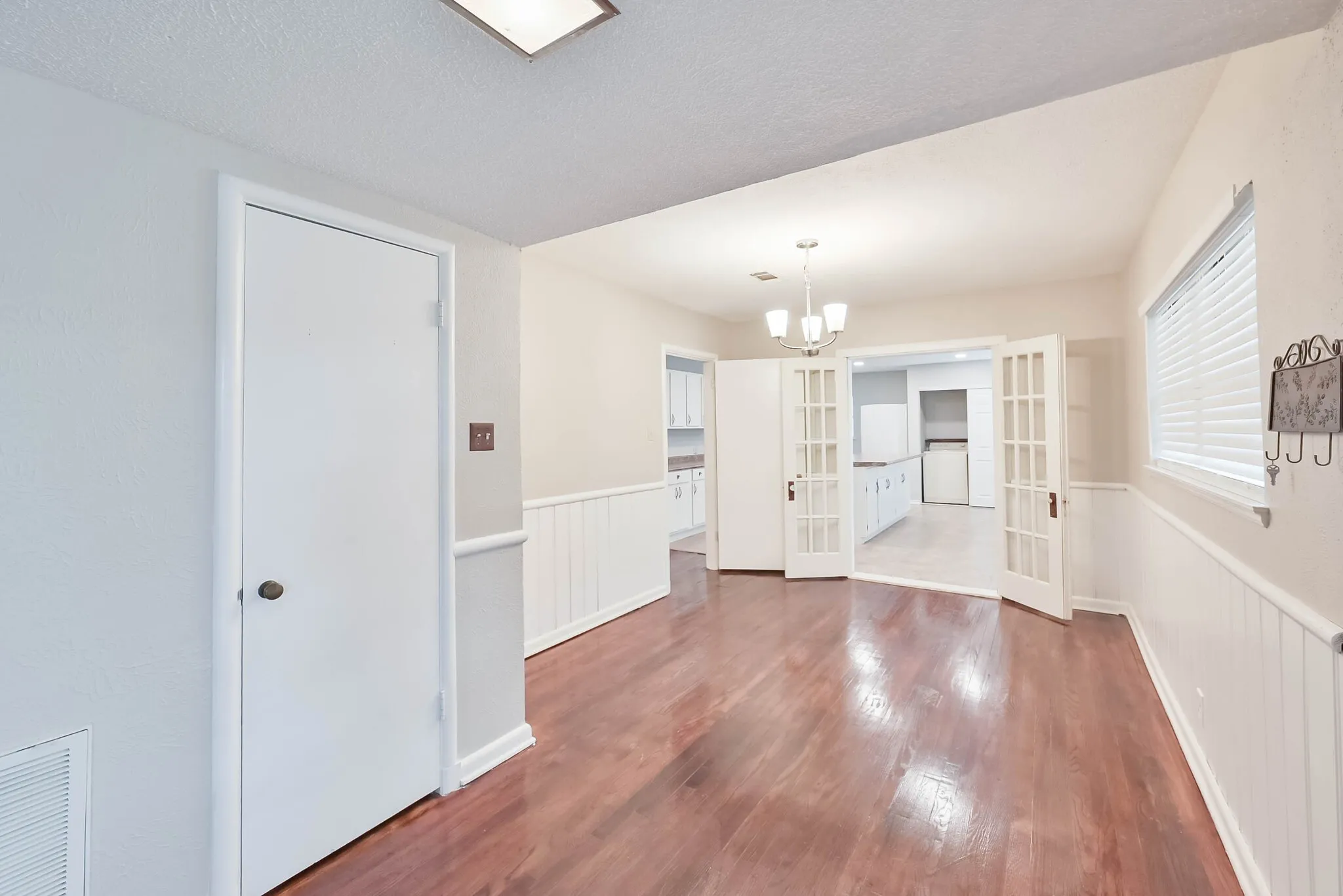 Single Family Residence For Sale in Tarrant County , 1122 W Park Row Drive, Arlington, Texas 76013, 3 Bedroom, 2 Bathroom, Garage spaces, 1,822 Sqft, built in 1950, mls#21367812, Real Estate Agent in Arlington, Homes For Sale in Tarrant county, Homes For Sale in Arlington, Realtor in Arlington Texas, Real Estate Brokerage Independent Realty Texas, Luminita Cordes Realtor