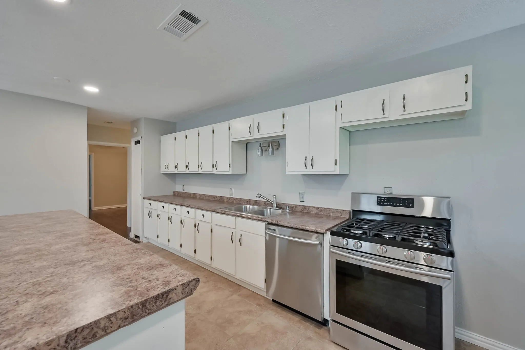 Single Family Residence For Sale in Tarrant County , 1122 W Park Row Drive, Arlington, Texas 76013, 3 Bedroom, 2 Bathroom, Garage spaces, 1,822 Sqft, built in 1950, mls#21367812, Real Estate Agent in Arlington, Homes For Sale in Tarrant county, Homes For Sale in Arlington, Realtor in Arlington Texas, Real Estate Brokerage Independent Realty Texas, Luminita Cordes Realtor