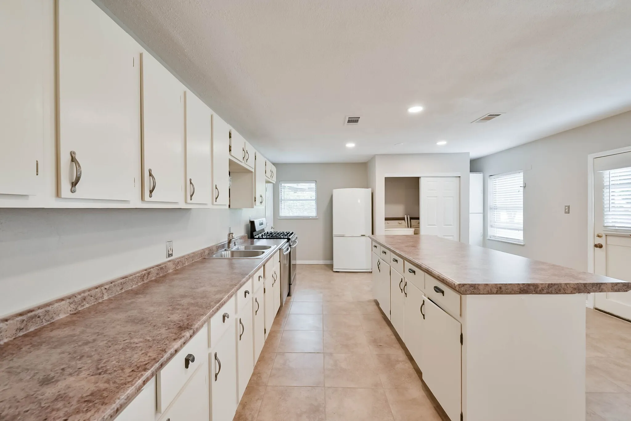 Single Family Residence For Sale in Tarrant County , 1122 W Park Row Drive, Arlington, Texas 76013, 3 Bedroom, 2 Bathroom, Garage spaces, 1,822 Sqft, built in 1950, mls#21367812, Real Estate Agent in Arlington, Homes For Sale in Tarrant county, Homes For Sale in Arlington, Realtor in Arlington Texas, Real Estate Brokerage Independent Realty Texas, Luminita Cordes Realtor