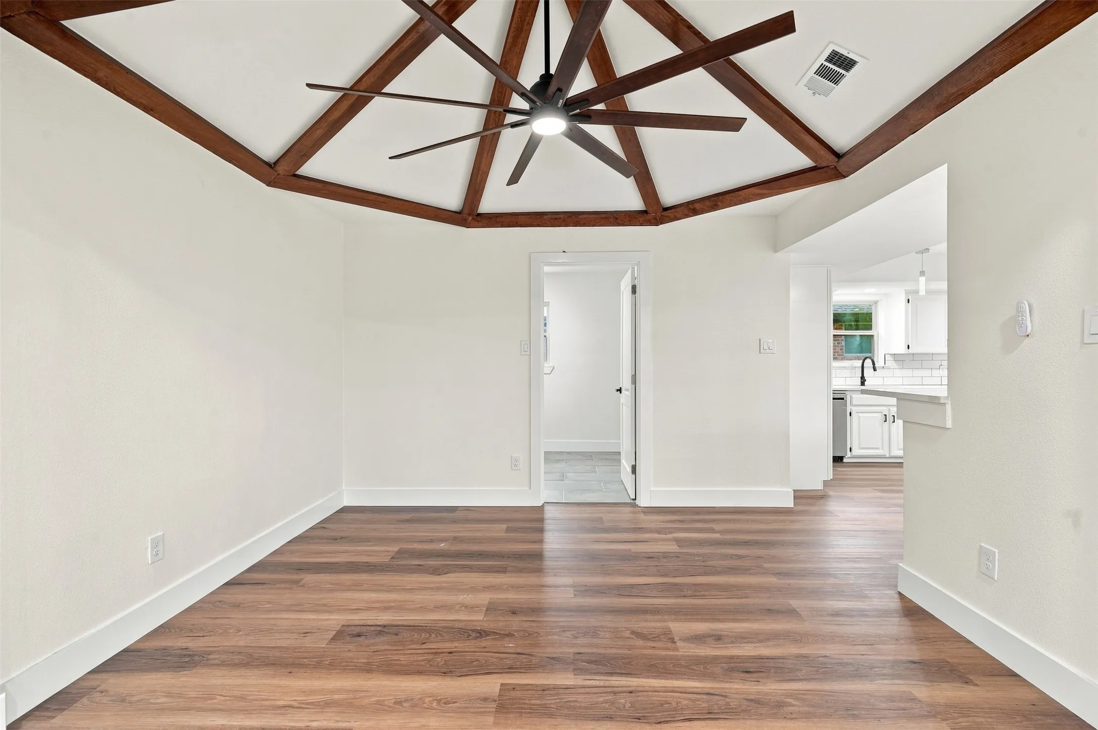 Single Family Residence For Sale in Dallas County , 305 Bellmeade Drive, Garland, Texas 75040, 4 Bedroom, 2 Bathroom, 2 Garage spaces, 2,594 Sqft, built in 1979, mls#21378447, Real Estate Agent in Garland, Homes For Sale in Dallas county, Homes For Sale in Garland, Realtor in Garland Texas, Real Estate Brokerage Independent Realty Texas, Luminita Cordes Realtor