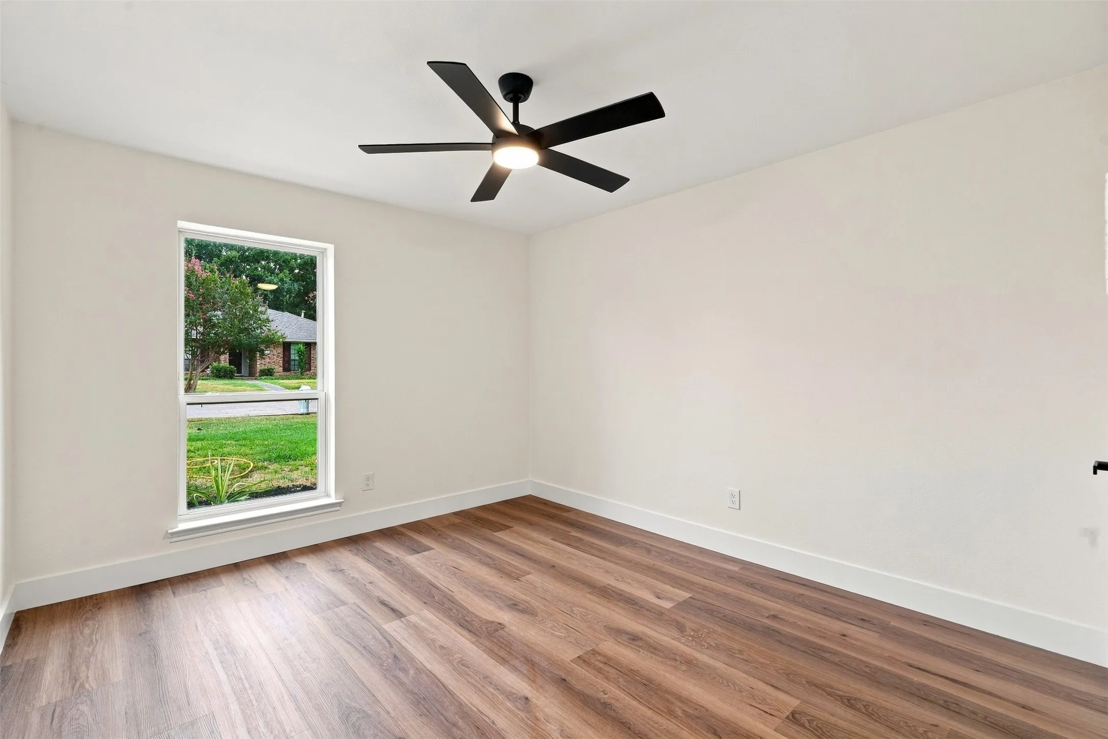 Single Family Residence For Sale in Dallas County , 305 Bellmeade Drive, Garland, Texas 75040, 4 Bedroom, 2 Bathroom, 2 Garage spaces, 2,594 Sqft, built in 1979, mls#21378447, Real Estate Agent in Garland, Homes For Sale in Dallas county, Homes For Sale in Garland, Realtor in Garland Texas, Real Estate Brokerage Independent Realty Texas, Luminita Cordes Realtor