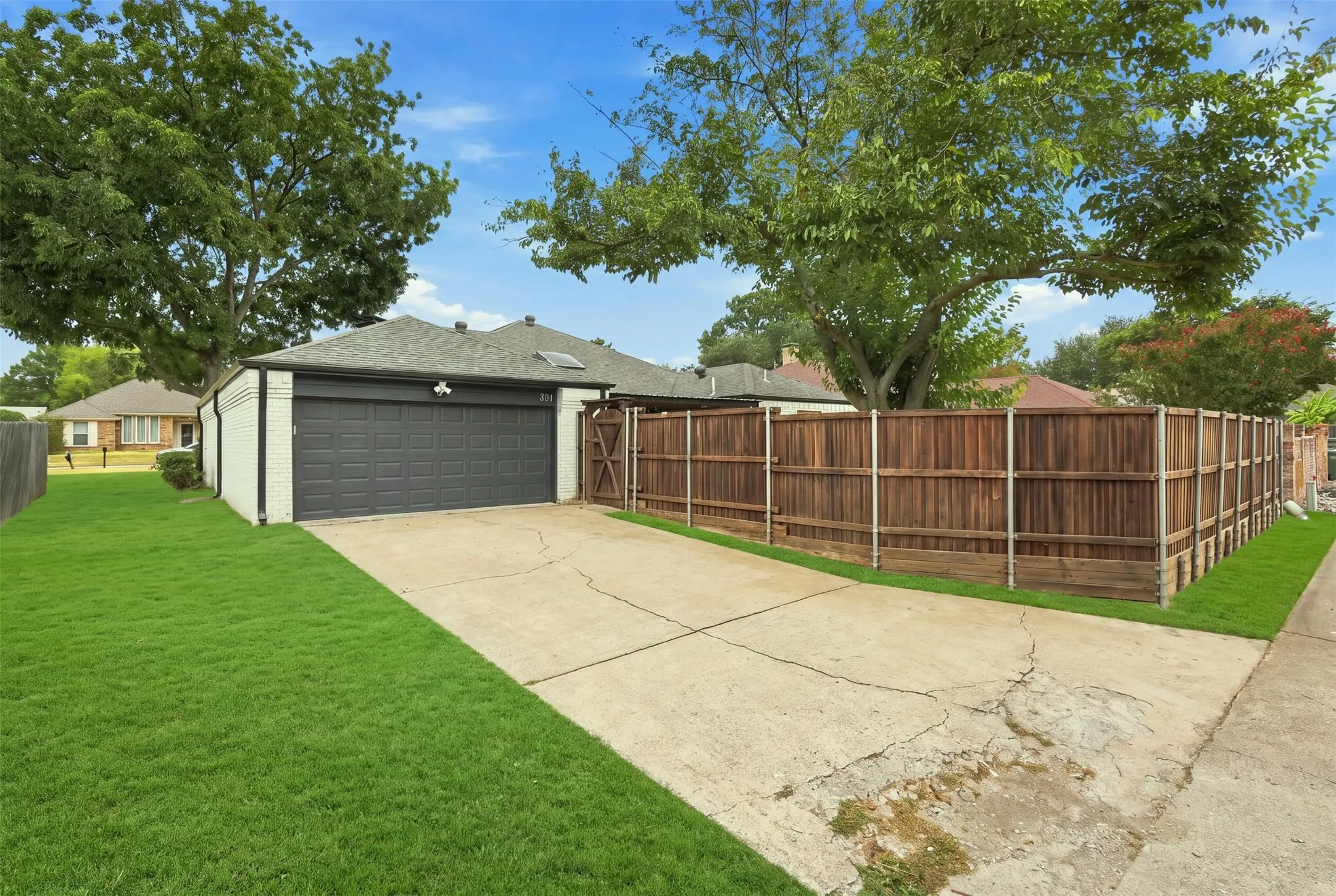 Single Family Residence For Sale in Dallas County , 305 Bellmeade Drive, Garland, Texas 75040, 4 Bedroom, 2 Bathroom, 2 Garage spaces, 2,594 Sqft, built in 1979, mls#21378447, Real Estate Agent in Garland, Homes For Sale in Dallas county, Homes For Sale in Garland, Realtor in Garland Texas, Real Estate Brokerage Independent Realty Texas, Luminita Cordes Realtor