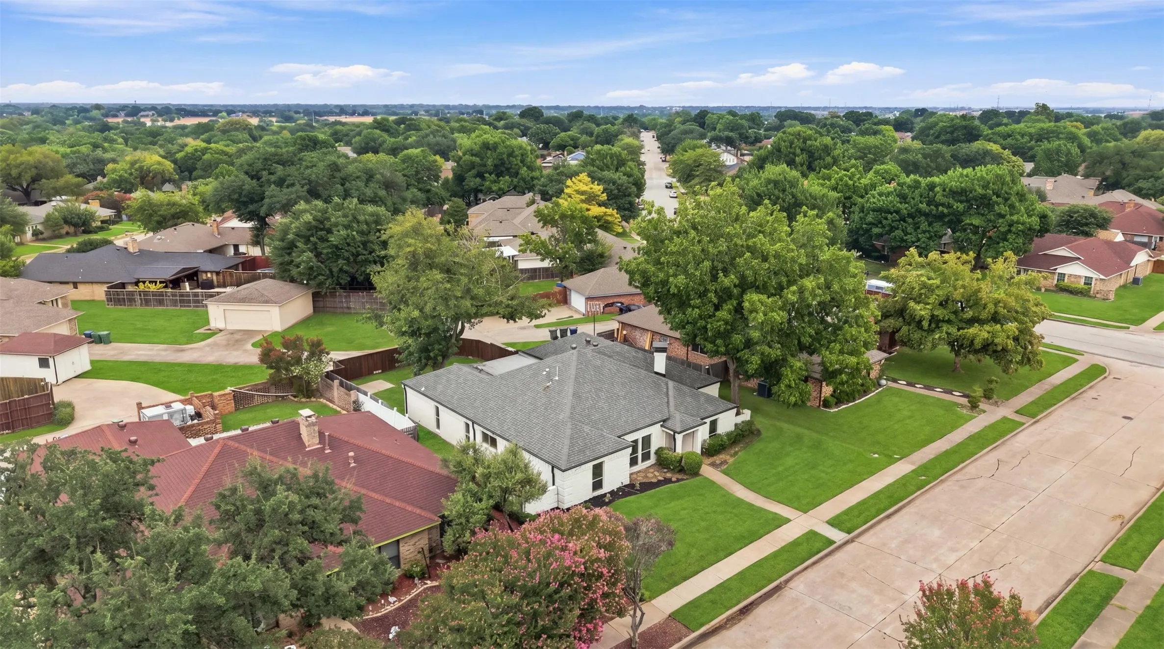 Single Family Residence For Sale in Dallas County , 305 Bellmeade Drive, Garland, Texas 75040, 4 Bedroom, 2 Bathroom, 2 Garage spaces, 2,594 Sqft, built in 1979, mls#21378447, Real Estate Agent in Garland, Homes For Sale in Dallas county, Homes For Sale in Garland, Realtor in Garland Texas, Real Estate Brokerage Independent Realty Texas, Luminita Cordes Realtor