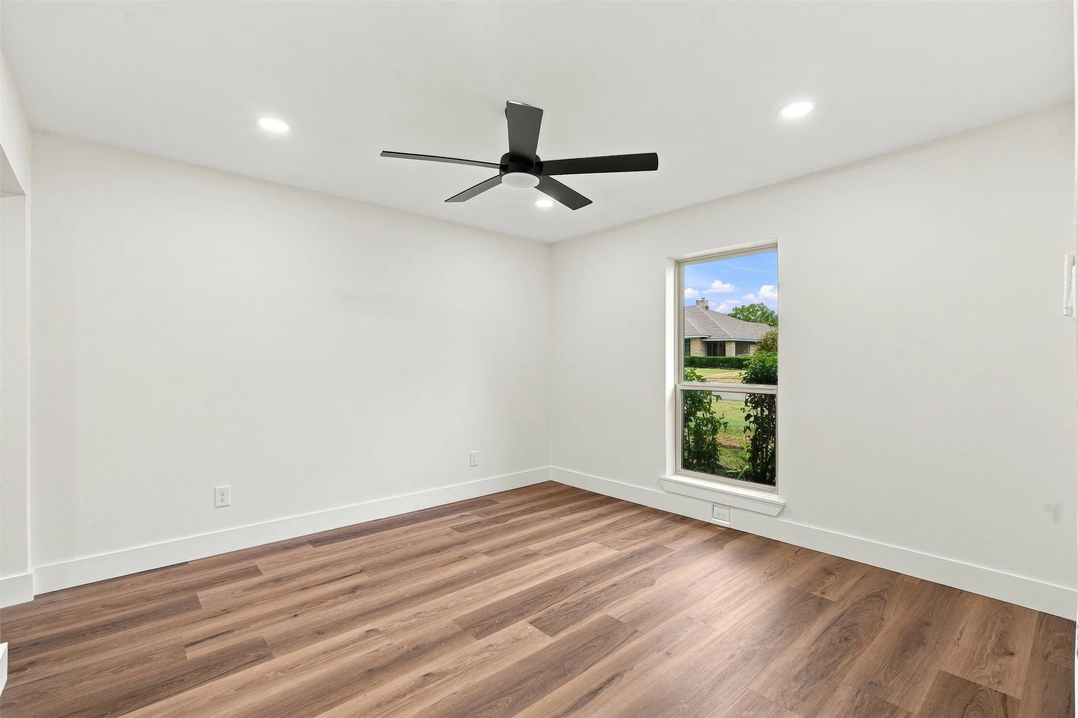Single Family Residence For Sale in Dallas County , 305 Bellmeade Drive, Garland, Texas 75040, 4 Bedroom, 2 Bathroom, 2 Garage spaces, 2,594 Sqft, built in 1979, mls#21378447, Real Estate Agent in Garland, Homes For Sale in Dallas county, Homes For Sale in Garland, Realtor in Garland Texas, Real Estate Brokerage Independent Realty Texas, Luminita Cordes Realtor