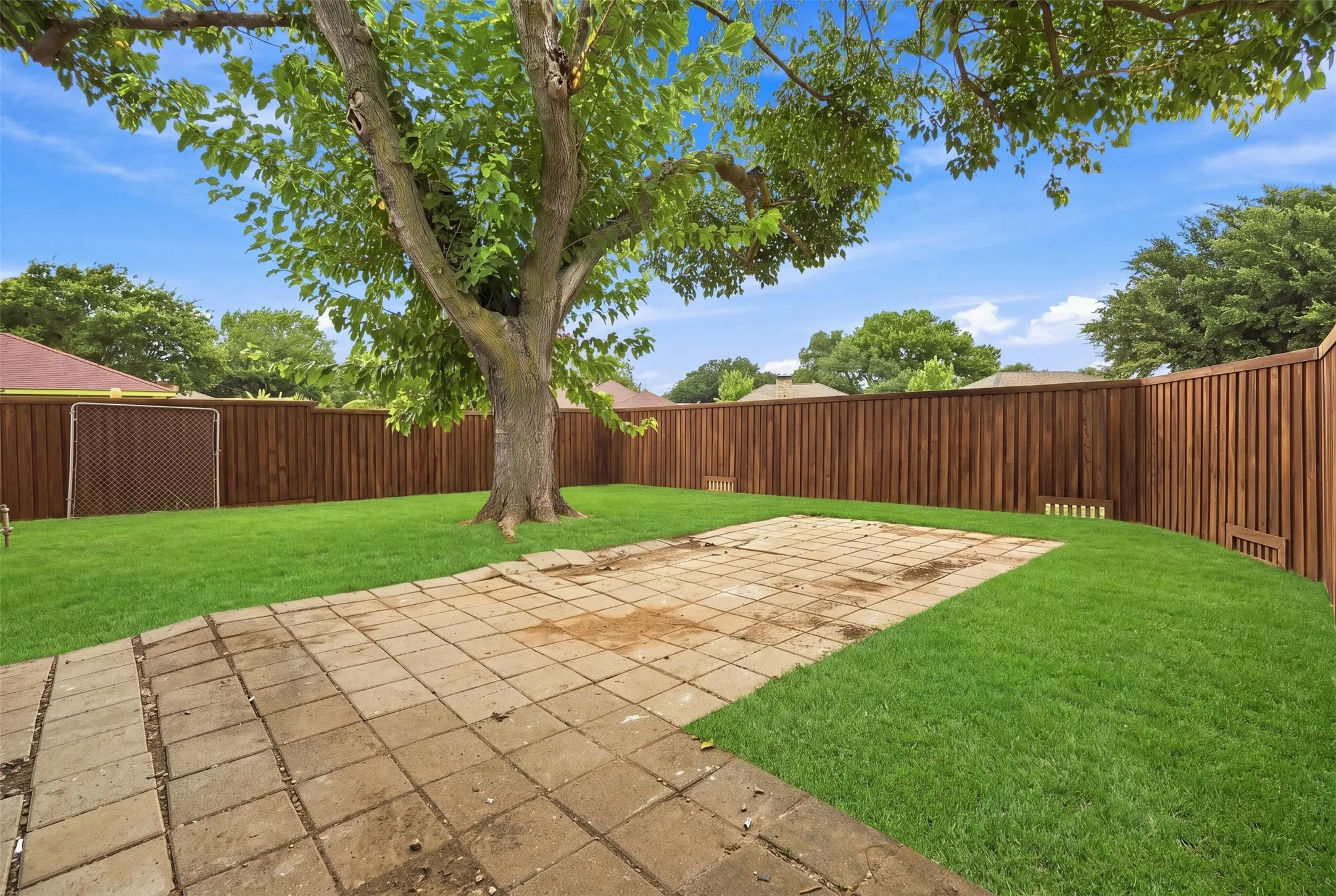Single Family Residence For Sale in Dallas County , 305 Bellmeade Drive, Garland, Texas 75040, 4 Bedroom, 2 Bathroom, 2 Garage spaces, 2,594 Sqft, built in 1979, mls#21378447, Real Estate Agent in Garland, Homes For Sale in Dallas county, Homes For Sale in Garland, Realtor in Garland Texas, Real Estate Brokerage Independent Realty Texas, Luminita Cordes Realtor
