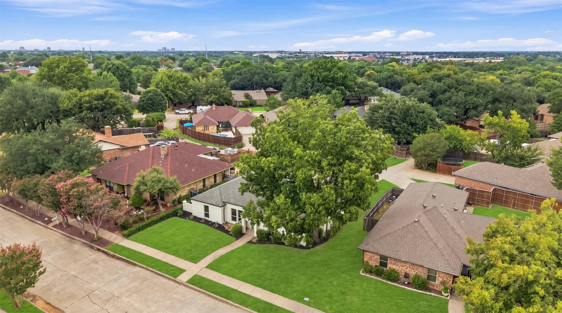Single Family Residence For Sale in Dallas County , 305 Bellmeade Drive, Garland, Texas 75040, 4 Bedroom, 2 Bathroom, 2 Garage spaces, 2,594 Sqft, built in 1979, mls#21378447, Real Estate Agent in Garland, Homes For Sale in Dallas county, Homes For Sale in Garland, Realtor in Garland Texas, Real Estate Brokerage Independent Realty Texas, Luminita Cordes Realtor