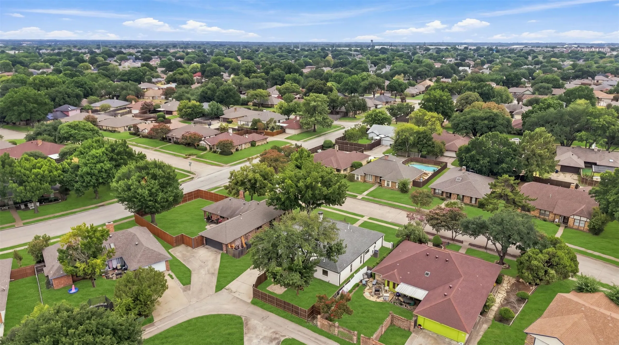 Single Family Residence For Sale in Dallas County , 305 Bellmeade Drive, Garland, Texas 75040, 4 Bedroom, 2 Bathroom, 2 Garage spaces, 2,594 Sqft, built in 1979, mls#21378447, Real Estate Agent in Garland, Homes For Sale in Dallas county, Homes For Sale in Garland, Realtor in Garland Texas, Real Estate Brokerage Independent Realty Texas, Luminita Cordes Realtor