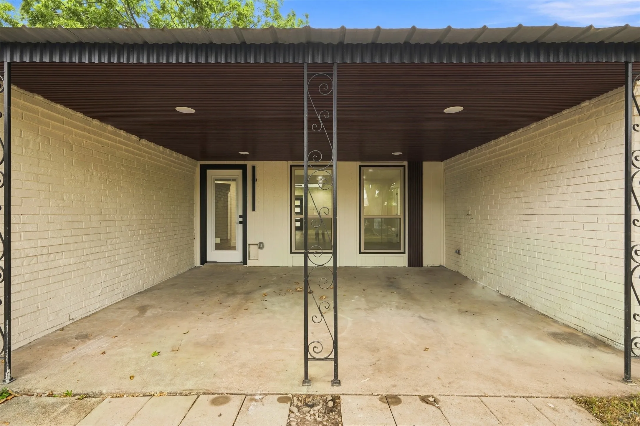Single Family Residence For Sale in Dallas County , 305 Bellmeade Drive, Garland, Texas 75040, 4 Bedroom, 2 Bathroom, 2 Garage spaces, 2,594 Sqft, built in 1979, mls#21378447, Real Estate Agent in Garland, Homes For Sale in Dallas county, Homes For Sale in Garland, Realtor in Garland Texas, Real Estate Brokerage Independent Realty Texas, Luminita Cordes Realtor