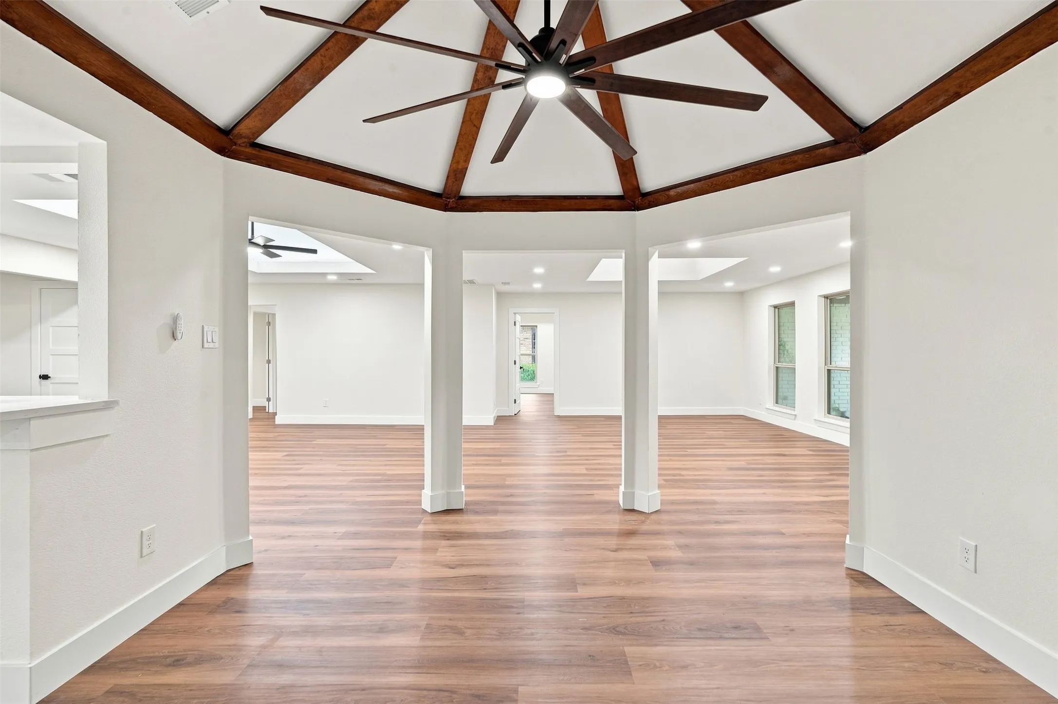 Single Family Residence For Sale in Dallas County , 305 Bellmeade Drive, Garland, Texas 75040, 4 Bedroom, 2 Bathroom, 2 Garage spaces, 2,594 Sqft, built in 1979, mls#21378447, Real Estate Agent in Garland, Homes For Sale in Dallas county, Homes For Sale in Garland, Realtor in Garland Texas, Real Estate Brokerage Independent Realty Texas, Luminita Cordes Realtor