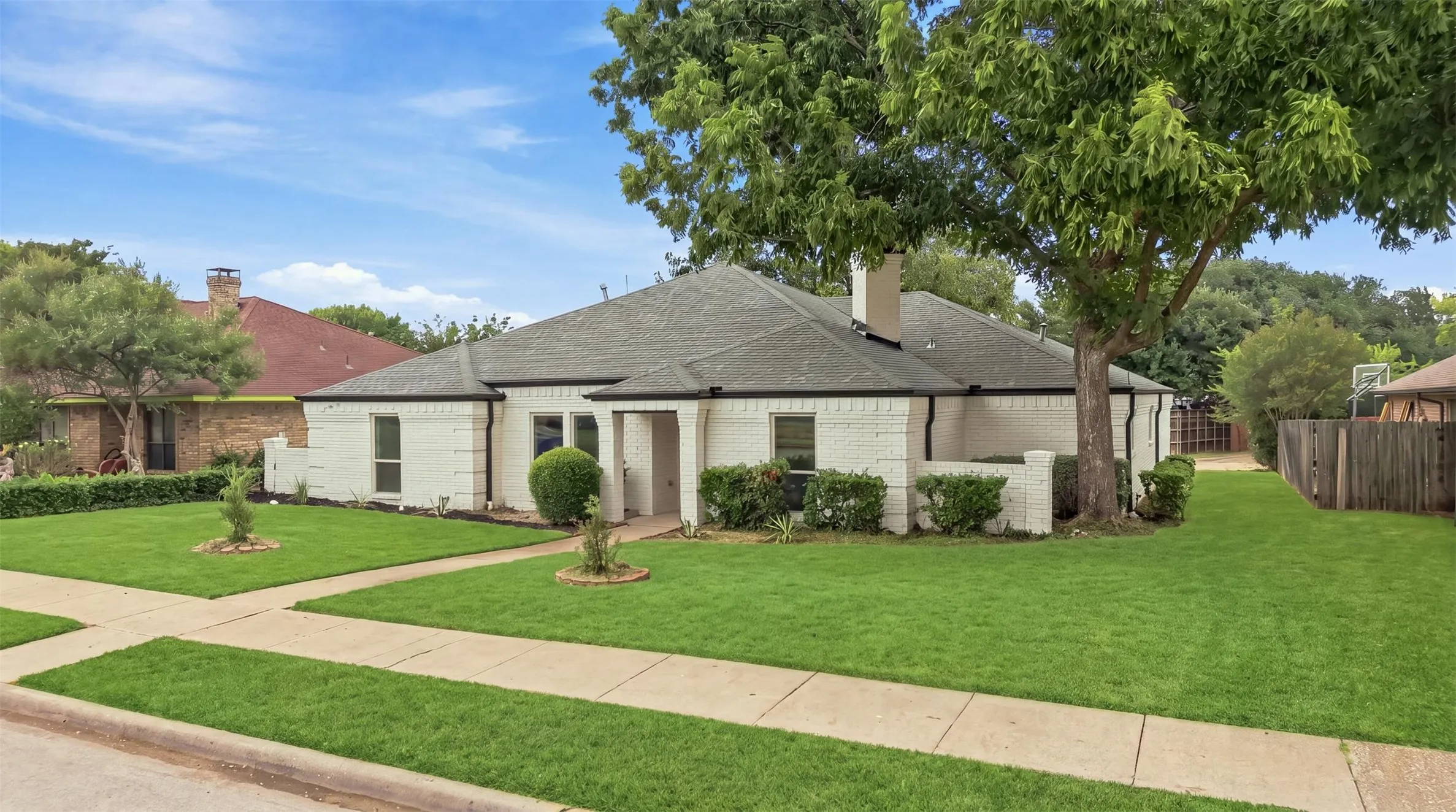 Single Family Residence For Sale in Dallas County , 305 Bellmeade Drive, Garland, Texas 75040, 4 Bedroom, 2 Bathroom, 2 Garage spaces, 2,594 Sqft, built in 1979, mls#21378447, Real Estate Agent in Garland, Homes For Sale in Dallas county, Homes For Sale in Garland, Realtor in Garland Texas, Real Estate Brokerage Independent Realty Texas, Luminita Cordes Realtor