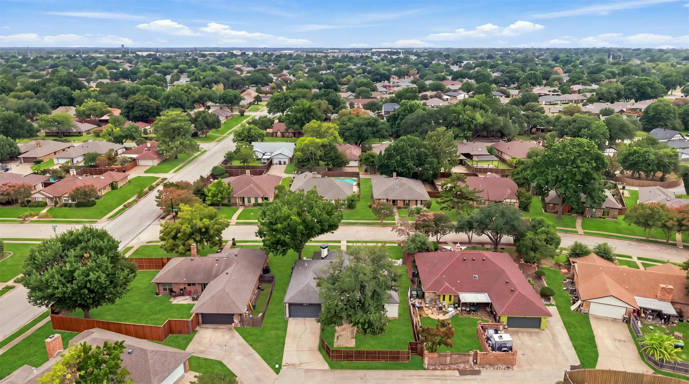 Single Family Residence For Sale in Dallas County , 305 Bellmeade Drive, Garland, Texas 75040, 4 Bedroom, 2 Bathroom, 2 Garage spaces, 2,594 Sqft, built in 1979, mls#21378447, Real Estate Agent in Garland, Homes For Sale in Dallas county, Homes For Sale in Garland, Realtor in Garland Texas, Real Estate Brokerage Independent Realty Texas, Luminita Cordes Realtor