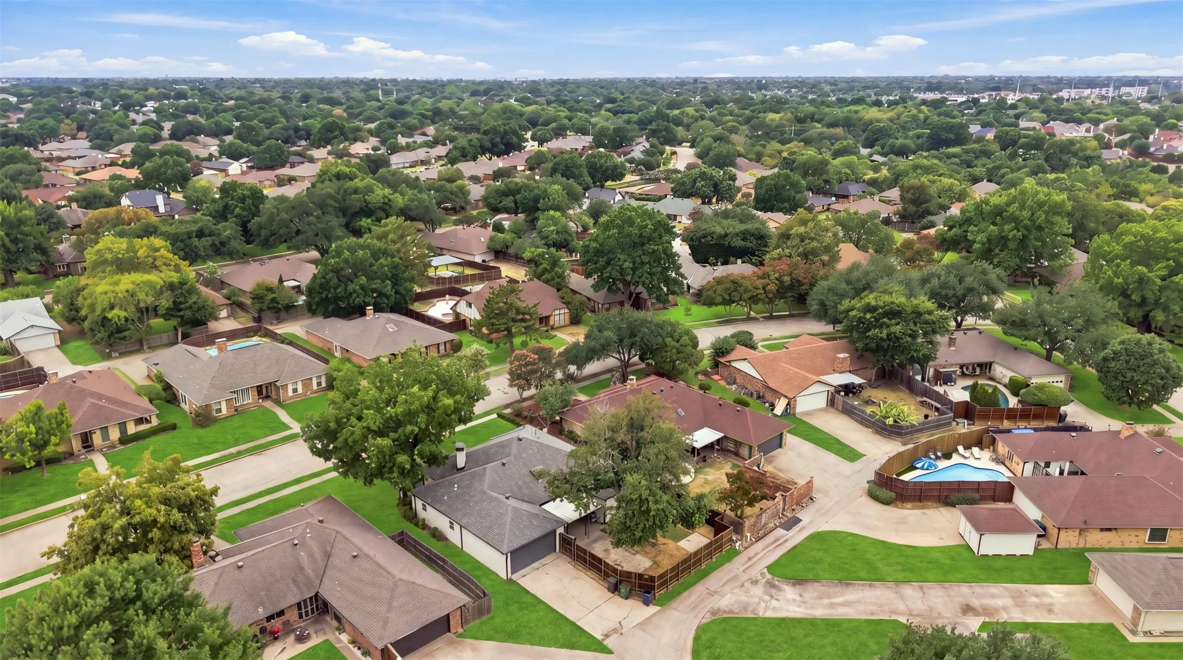 Single Family Residence For Sale in Dallas County , 305 Bellmeade Drive, Garland, Texas 75040, 4 Bedroom, 2 Bathroom, 2 Garage spaces, 2,594 Sqft, built in 1979, mls#21378447, Real Estate Agent in Garland, Homes For Sale in Dallas county, Homes For Sale in Garland, Realtor in Garland Texas, Real Estate Brokerage Independent Realty Texas, Luminita Cordes Realtor