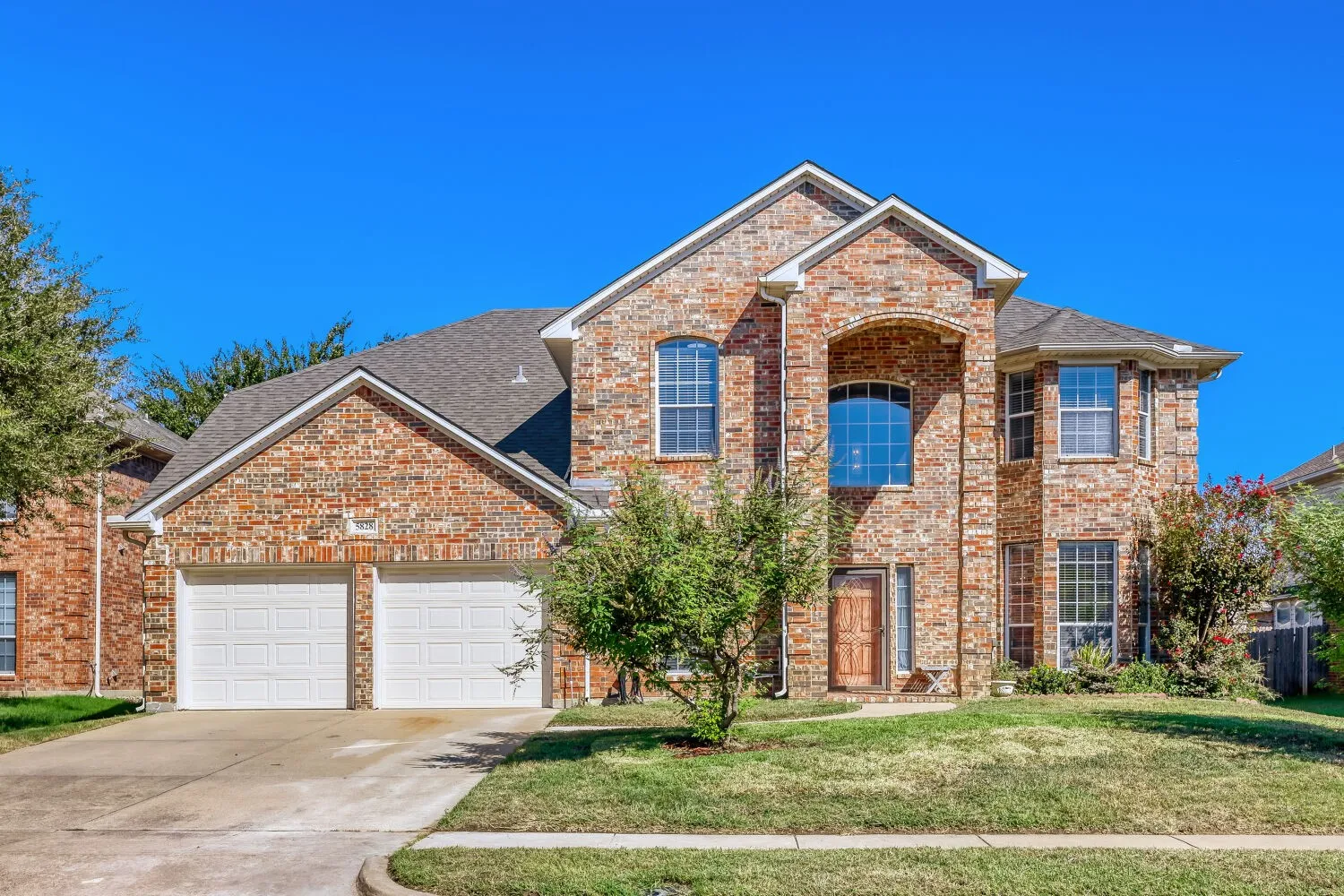 Single Family Residence For Sale in Tarrant County , 5828 Ivy Glen Drive, Grand Prairie, Texas 75052, 4 Bedroom, 4 Bathroom, 3 Garage spaces, 3,331 Sqft, built in 2005, mls#21378209, Real Estate Agent in Grand Prairie, Homes For Sale in Tarrant county, Homes For Sale in Grand Prairie, Realtor in Grand Prairie Texas, Real Estate Brokerage Independent Realty Texas, Luminita Cordes Realtor