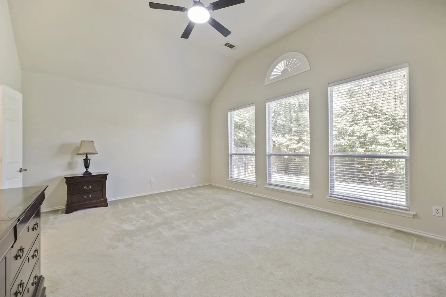 Single Family Residence For Sale in Tarrant County , 5828 Ivy Glen Drive, Grand Prairie, Texas 75052, 4 Bedroom, 4 Bathroom, 3 Garage spaces, 3,331 Sqft, built in 2005, mls#21378209, Real Estate Agent in Grand Prairie, Homes For Sale in Tarrant county, Homes For Sale in Grand Prairie, Realtor in Grand Prairie Texas, Real Estate Brokerage Independent Realty Texas, Luminita Cordes Realtor