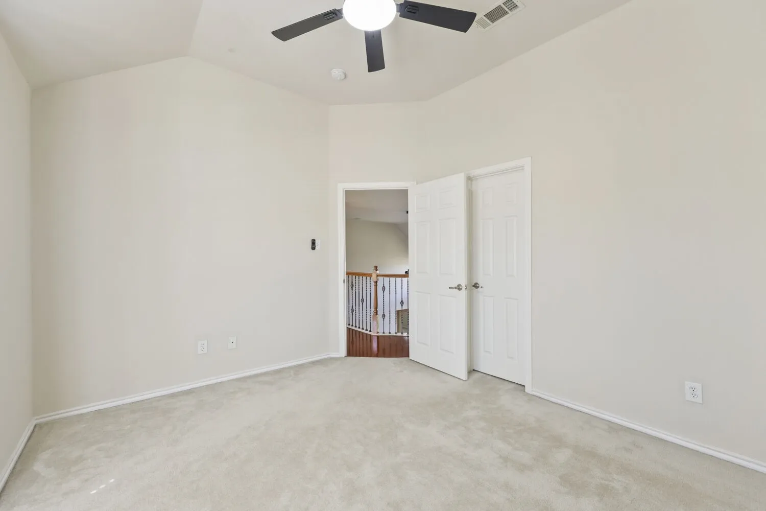 Single Family Residence For Sale in Tarrant County , 5828 Ivy Glen Drive, Grand Prairie, Texas 75052, 4 Bedroom, 4 Bathroom, 3 Garage spaces, 3,331 Sqft, built in 2005, mls#21378209, Real Estate Agent in Grand Prairie, Homes For Sale in Tarrant county, Homes For Sale in Grand Prairie, Realtor in Grand Prairie Texas, Real Estate Brokerage Independent Realty Texas, Luminita Cordes Realtor