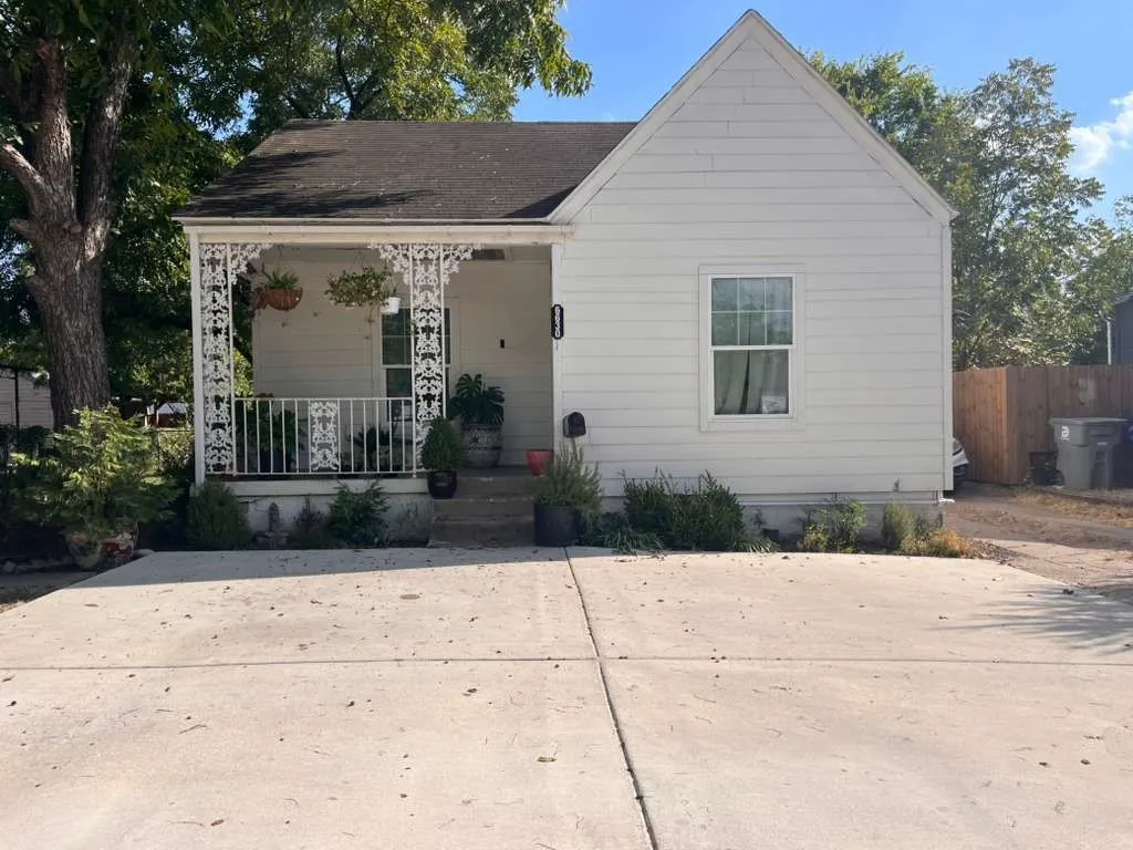 Single Family Residence For Rent in Dallas County , 6630 Overlook, Dallas, Texas 75227, 3 Bedroom, 2 Bathroom, Garage spaces, 1,286 Sqft, built in 1945, mls#21379046, Real Estate Agent in Dallas, Homes For Rent in Dallas county, Homes For Rent in Dallas, Realtor in Dallas Texas, Real Estate Brokerage Independent Realty Texas, Luminita Cordes Realtor