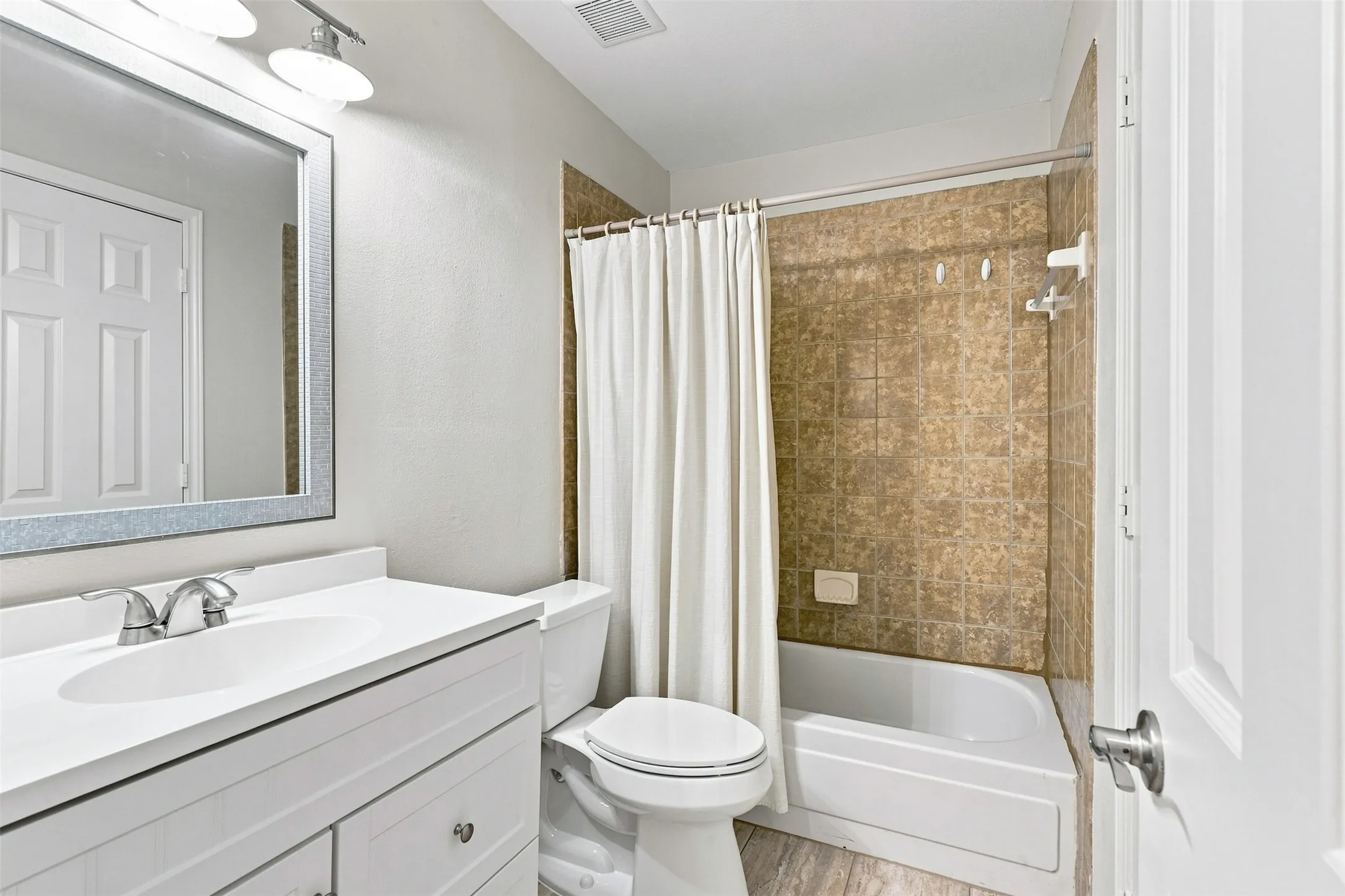 Single Family Residence For Sale in Denton County , 2126 Greenstone Trail, Carrollton, Texas 75010, 4 Bedroom, 2 Bathroom, 2 Garage spaces, 2,193 Sqft, built in 1986, mls#21379017, Real Estate Agent in Carrollton, Homes For Sale in Denton county, Homes For Sale in Carrollton, Realtor in Carrollton Texas, Real Estate Brokerage Independent Realty Texas, Luminita Cordes Realtor