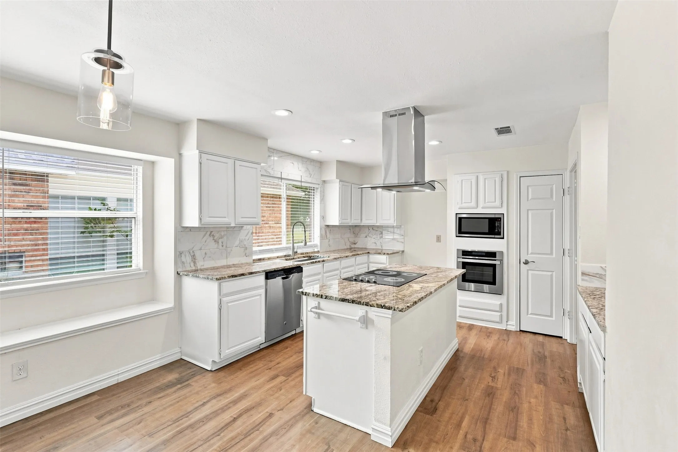 Single Family Residence For Sale in Denton County , 2126 Greenstone Trail, Carrollton, Texas 75010, 4 Bedroom, 2 Bathroom, 2 Garage spaces, 2,193 Sqft, built in 1986, mls#21379017, Real Estate Agent in Carrollton, Homes For Sale in Denton county, Homes For Sale in Carrollton, Realtor in Carrollton Texas, Real Estate Brokerage Independent Realty Texas, Luminita Cordes Realtor